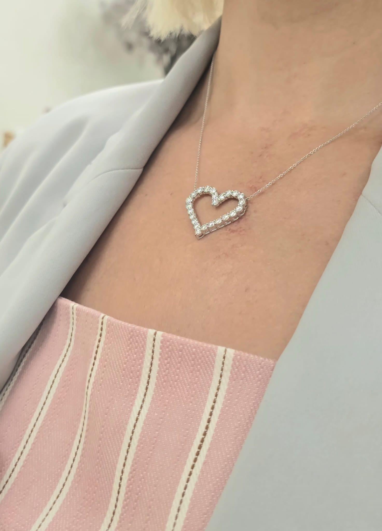 Diana M. Colgante corazón abierto de oro blanco de 18 quilates con 2,30 cts de diamantes redondos Corte redondo en venta
