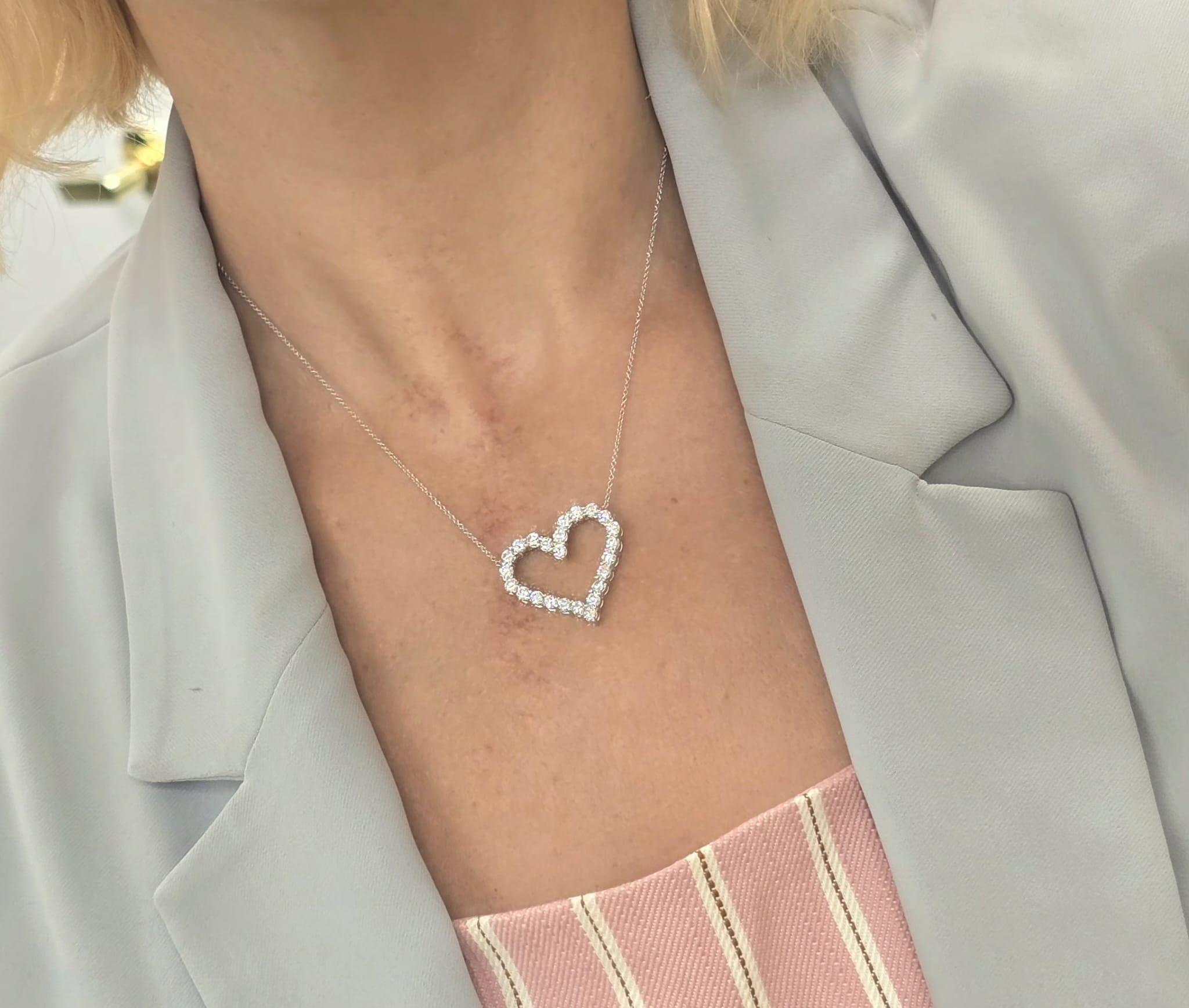 Diana M. Colgante corazón abierto de oro blanco de 18 quilates con 2,30 cts de diamantes redondos en Nuevo estado para la venta en New York, NY