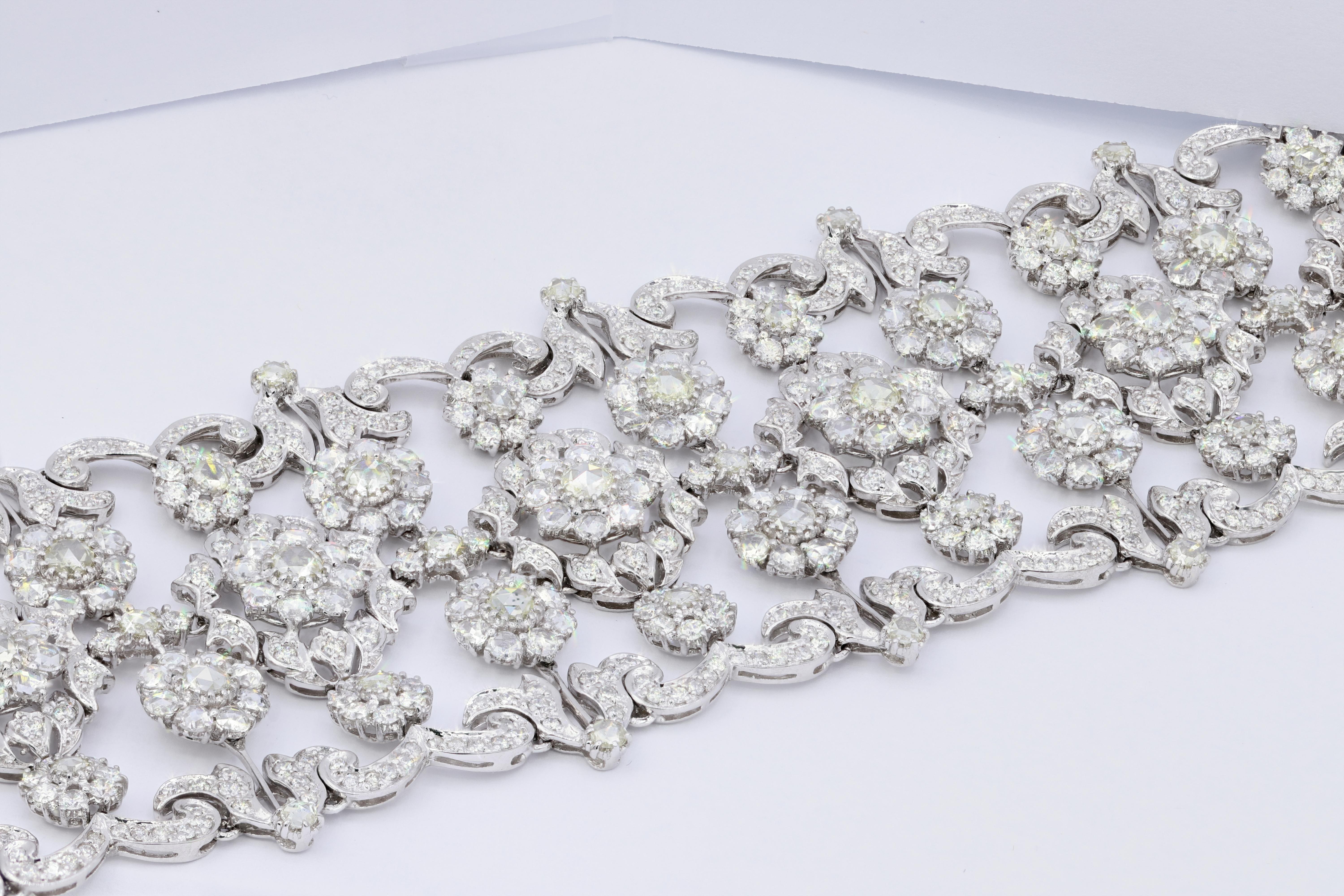 Taille rose Diana M. Bracelet floral large en or blanc 18 carats avec 25,61 carats de coupes roses en vente