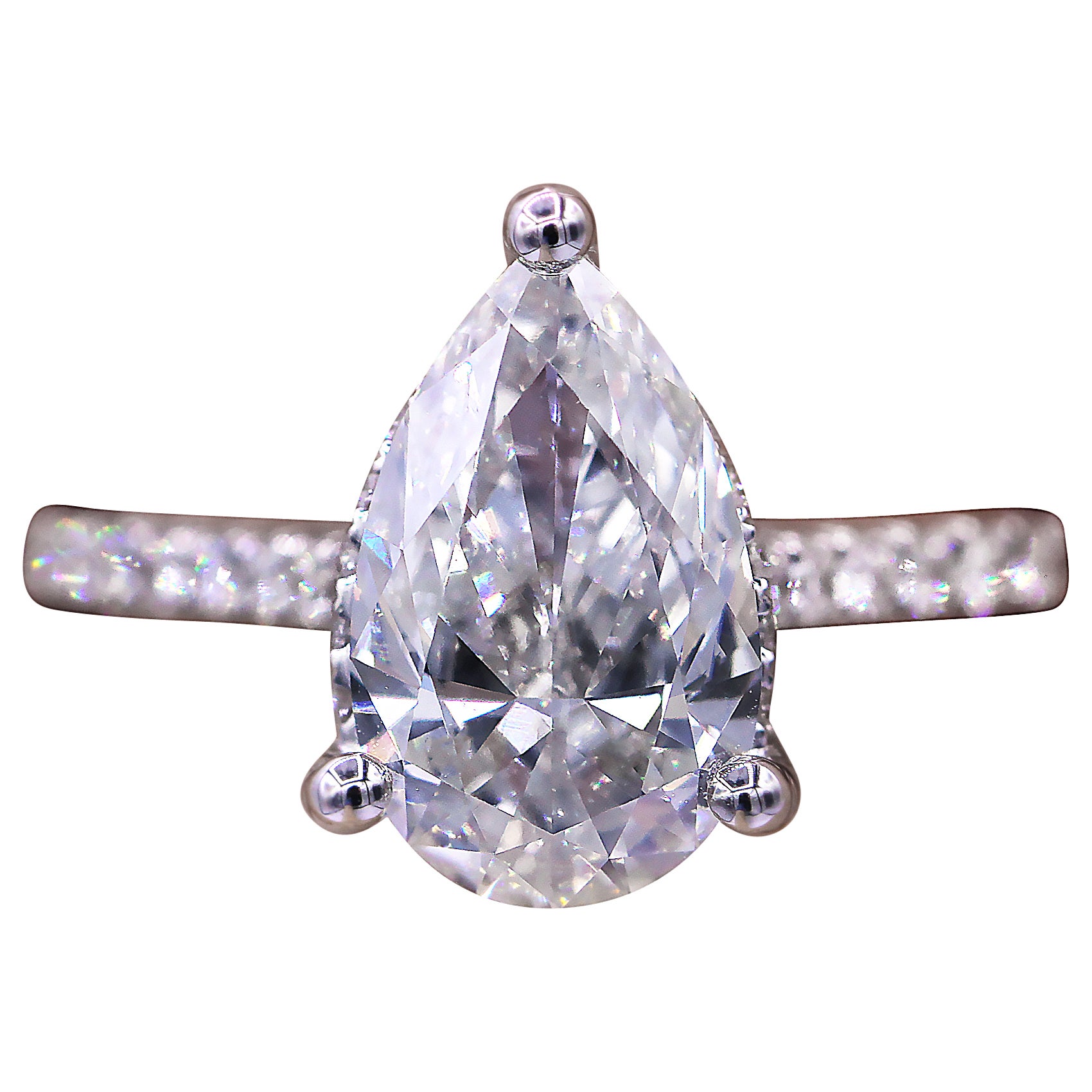 Bague de fiançailles en or blanc 18 carats ornée d'un diamant naturel en poire de 2,01 carats.  E-VS1 au centre et entouré de 0,38cts de diamants ronds sur les côtés.