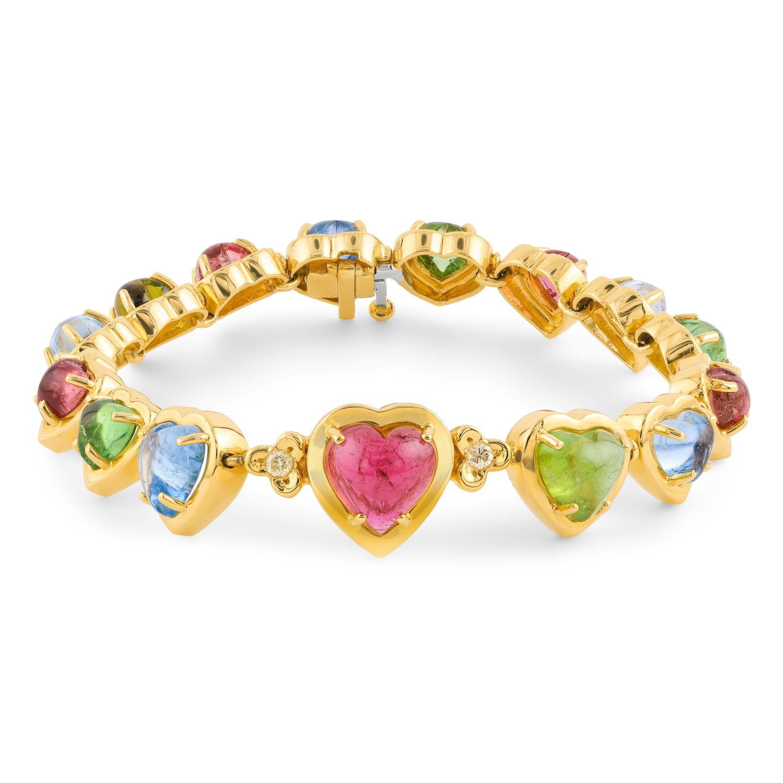 Bracciale in oro giallo 18kt con pietre cabochon multicolore: Rubino, Peridoto, Tormalina rosa, Acquamarina, tutte a forma di cuore per un peso di circa 24,00 carati.