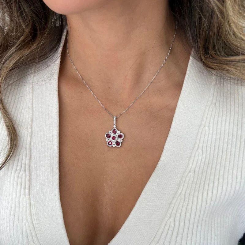 Donna Diana M. Ciondolo a forma di fiore con rubino e diamante da 2,42 carati in vendita