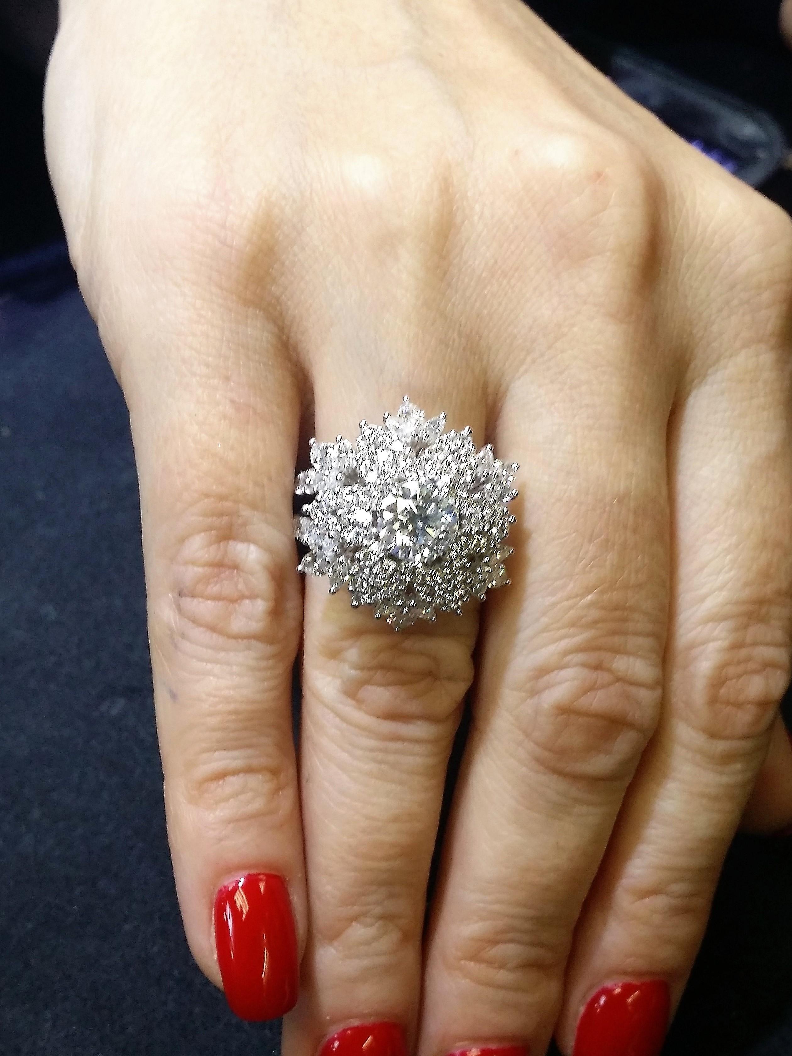 Diana M. 3.00 cts tw of diamonds in a snowflake design  In New Condition For Sale In New York, NY