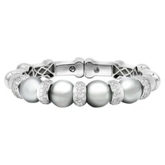 Diana M Manchette en perles blanches et diamants de 3,20 carats