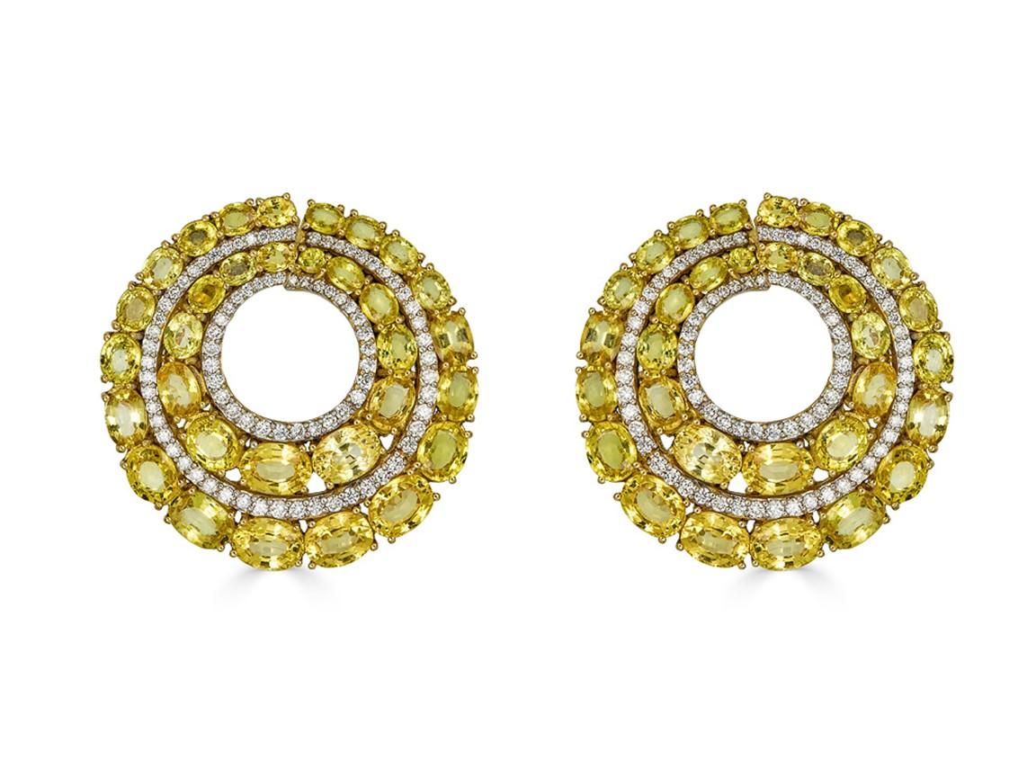 Boucles d'oreilles personnalisées en or jaune et blanc 18 carats, serties de saphirs jaunes et de diamants. Total 33,12 cts. Saphirs de Ceylan ovales, sertis de 2,32 cts. Diamants ronds de couleur F et de pureté VS.


