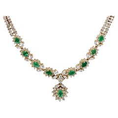 Diana M. Halskette aus Gelbgold mit 3,60 Karat Smaragd und Diamant
