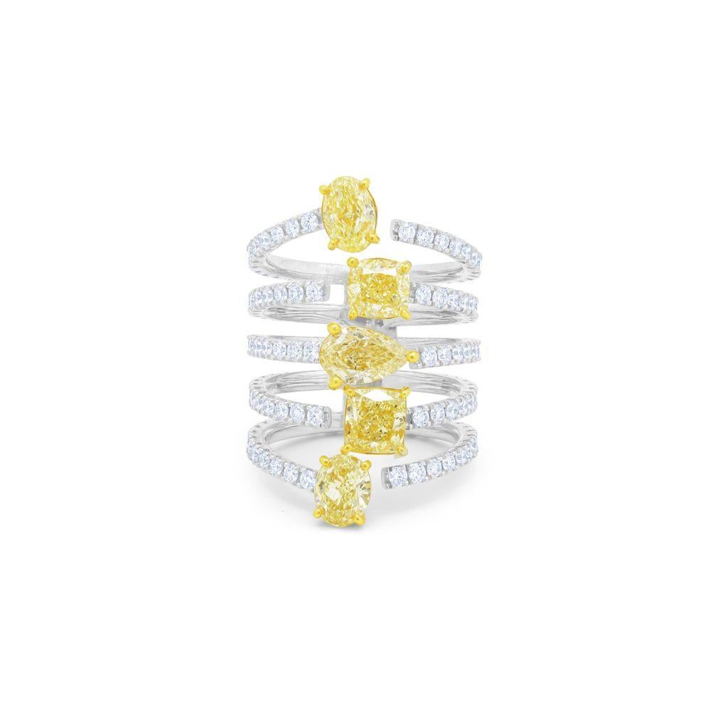 Anello in oro bianco e giallo 18 kt con 3,60 carati tw di diamanti gialli taglio cuscino alle estremità di un anello a più file impreziosito da 1,30 carati tw di diamanti bianchi