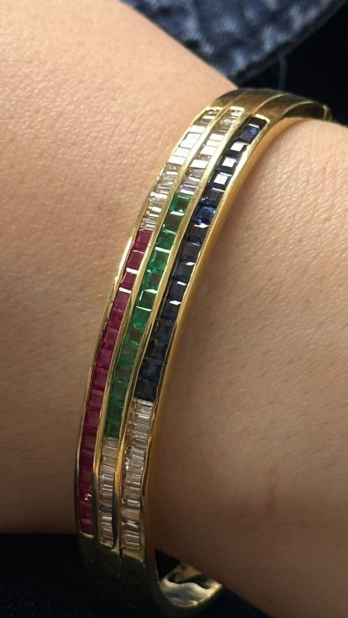 Taille baguette Diana M 5,00 carats taille baguette  Bracelet jonc rubis, émeraude et saphir en vente