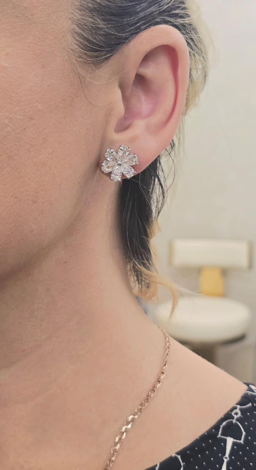 Boucles d'oreilles en diamants en forme de fleur de Diana M. 6,05 carats en vente 1