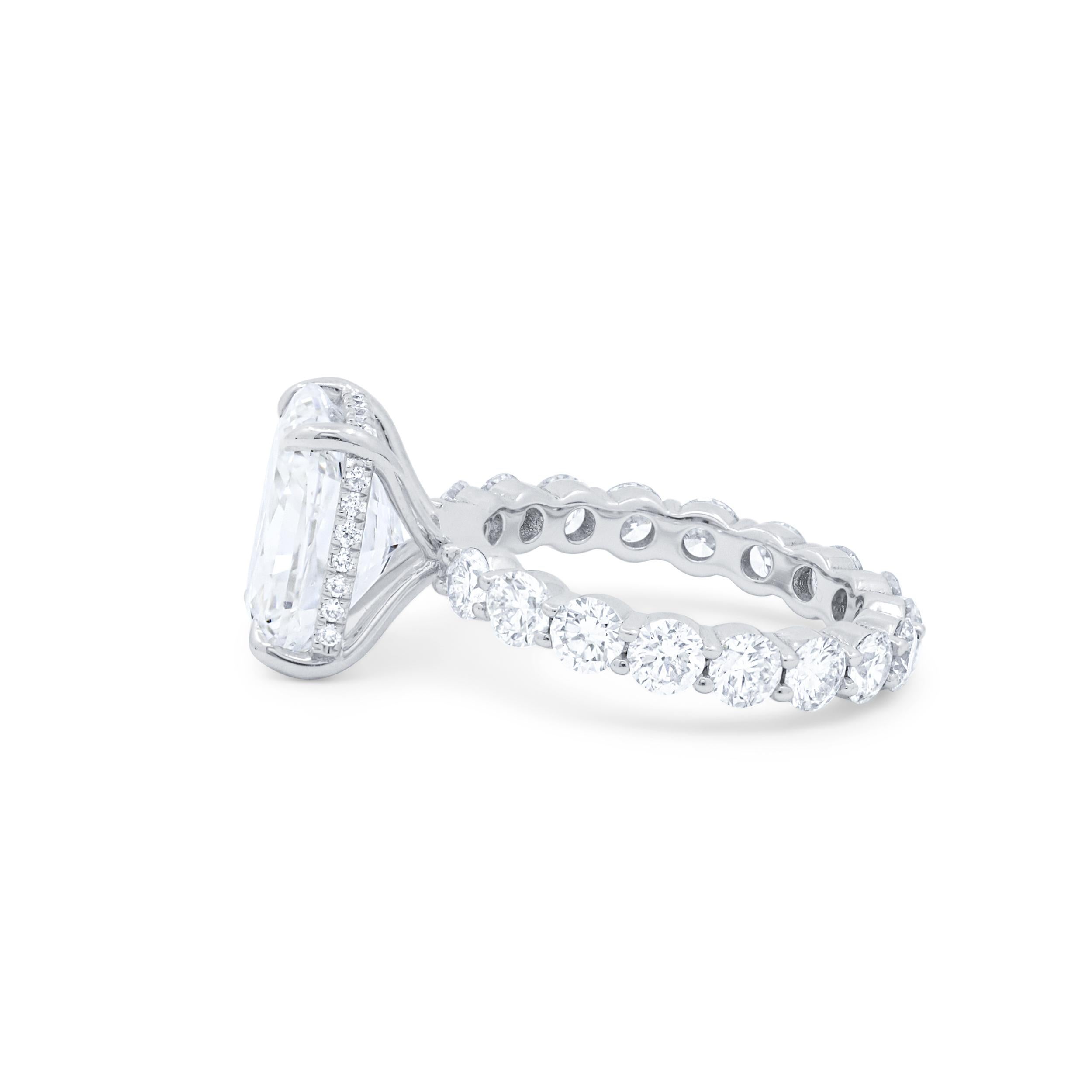 Anello di fidanzamento in oro bianco 18 kt con un diamante centrale (G-SI2) da 5,01 carati a taglio radiante e 2,00 carati tw di diamanti sulla fascia
