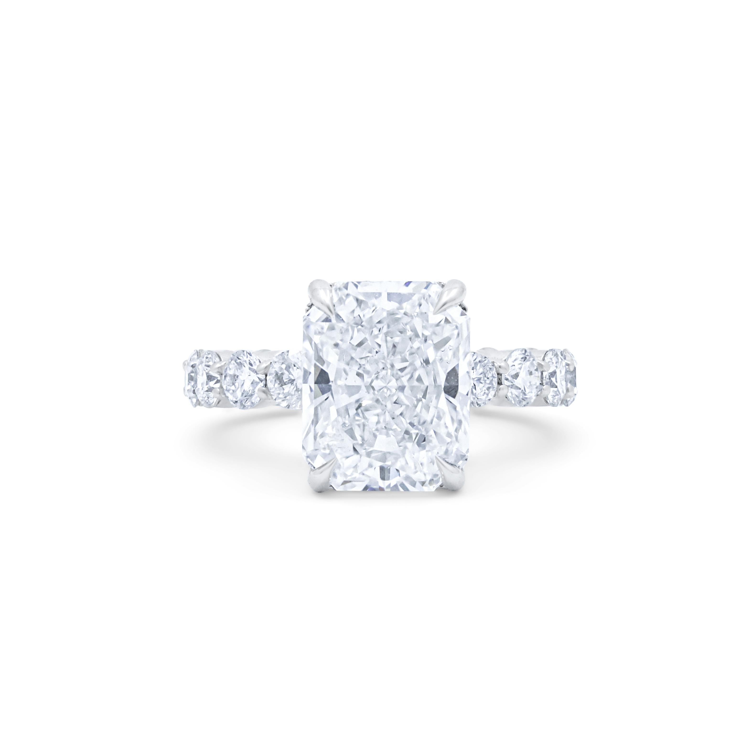 Taglio radiant Anello di fidanzamento con diamante Diana M 7,01 CTTW in oro bianco 18 carati in vendita