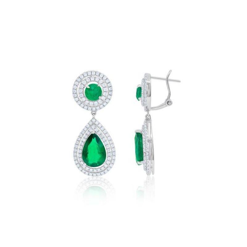 Taille poire Diana M. 7.64 Cts. Pear Shape Emerald and Diamond Earrings en vente