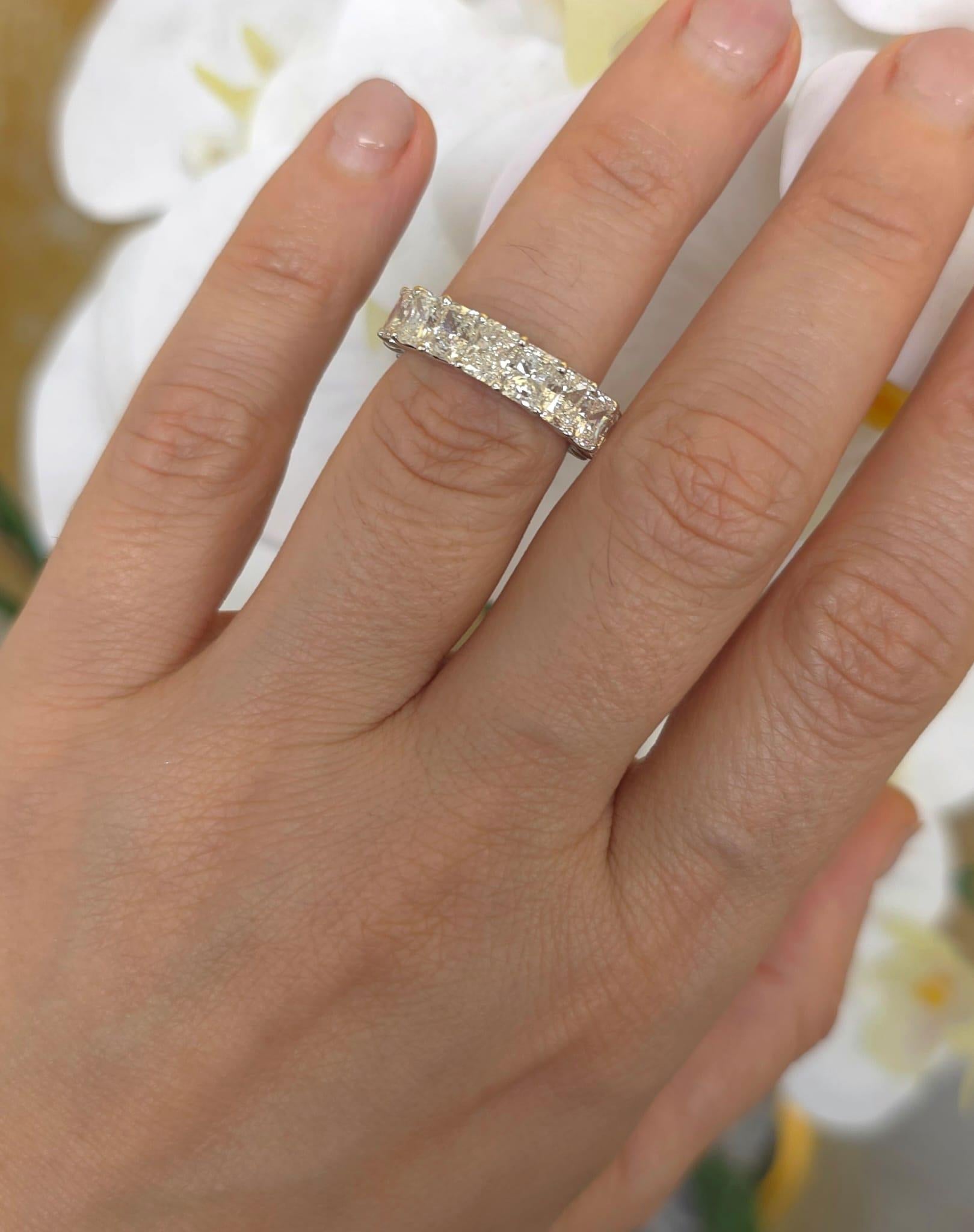 Alliance en or blanc 18k avec 17 diamants de forme radiante, pesant 8.80cts de couleur F-G et VVS-VS
A&M est un fournisseur de premier plan de bijoux fins de qualité supérieure depuis plus de 35 ans.
Diana M-One est un magasin unique pour tous vos