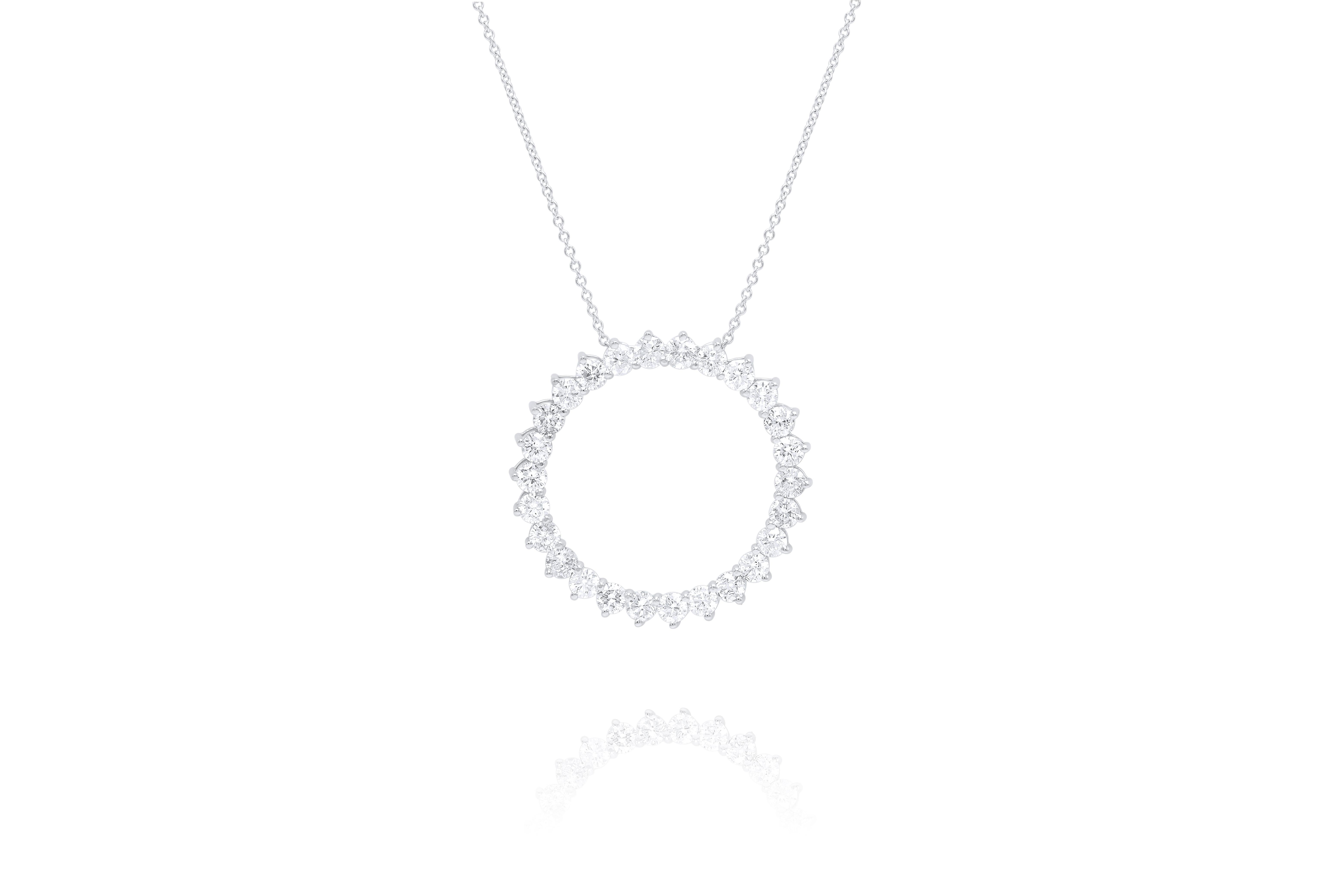 Pendentif en or blanc 14 kt en forme d'anneau orné de diamants ronds de 1,30 cts tw.