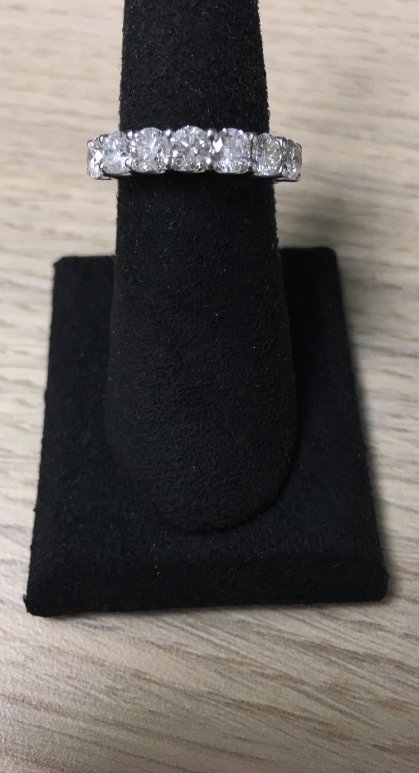 18kt Weißgold sieben Stein Diamantband mit 1,75 cts tw von runden Diamanten 