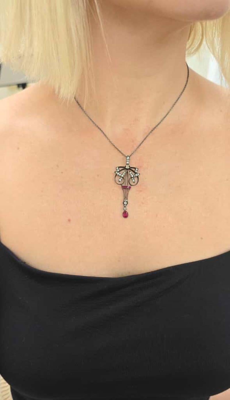 Diana M. Custom 2.50 kt. Rubine & Diamanten Anhänger Halskette 18K Rose Gold im Zustand „Neu“ im Angebot in New York, NY