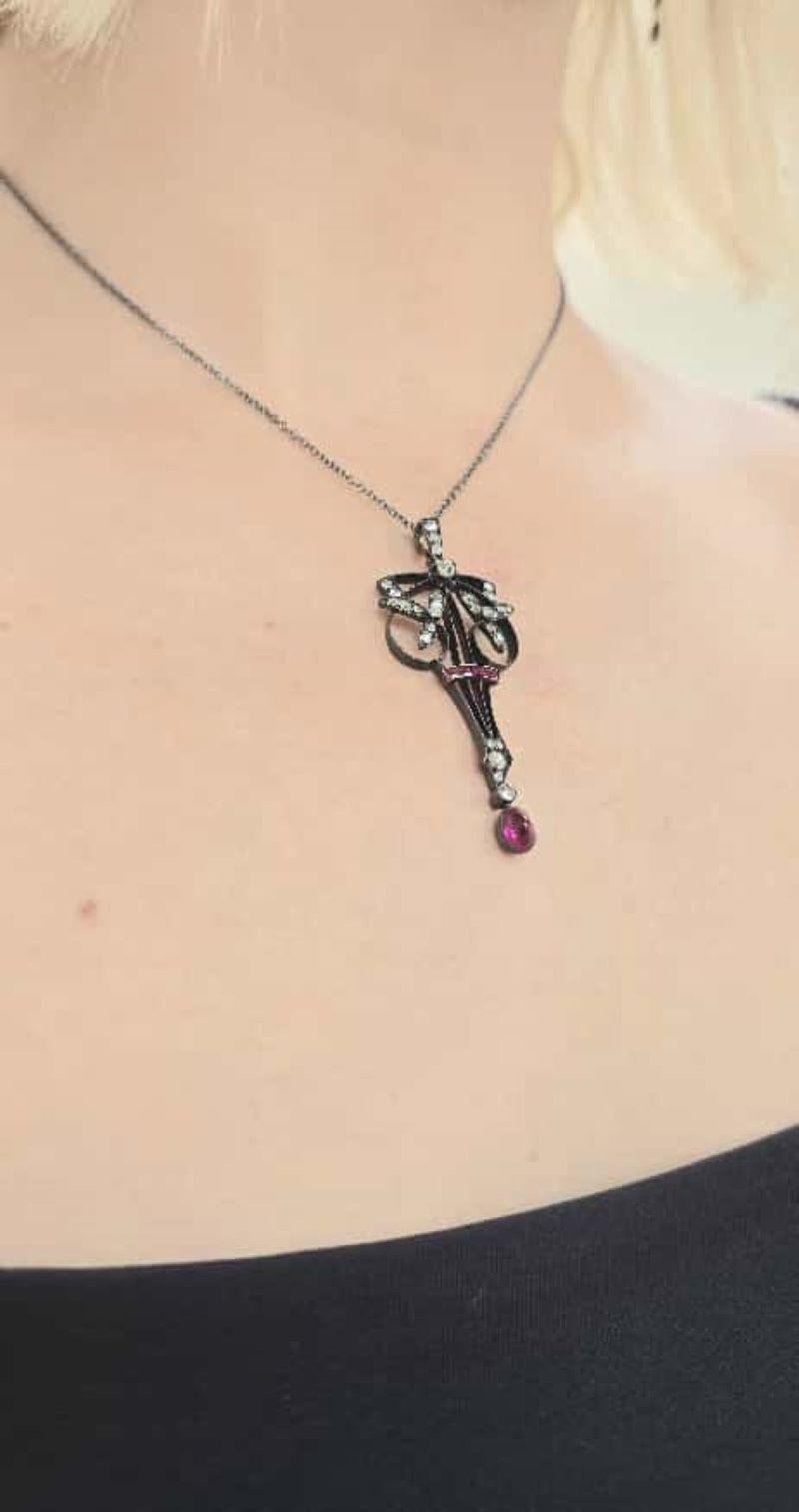 Diana M. Custom 2.50 kt. Rubine & Diamanten Anhänger Halskette 18K Rose Gold für Damen oder Herren im Angebot