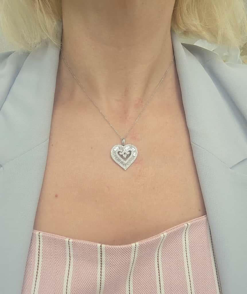 Taille ronde A&M. I. Custom  3,00 Cts. Pendentif coeur en diamant or blanc 18K en vente