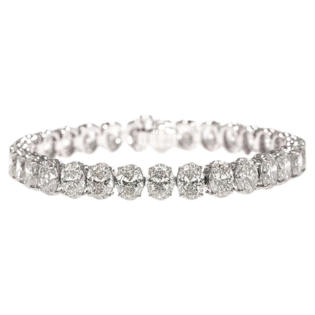 Diana M. maßgefertigtes 30,05 Karat ovales Diamant-Tennisarmband in Form eines Diamanten  