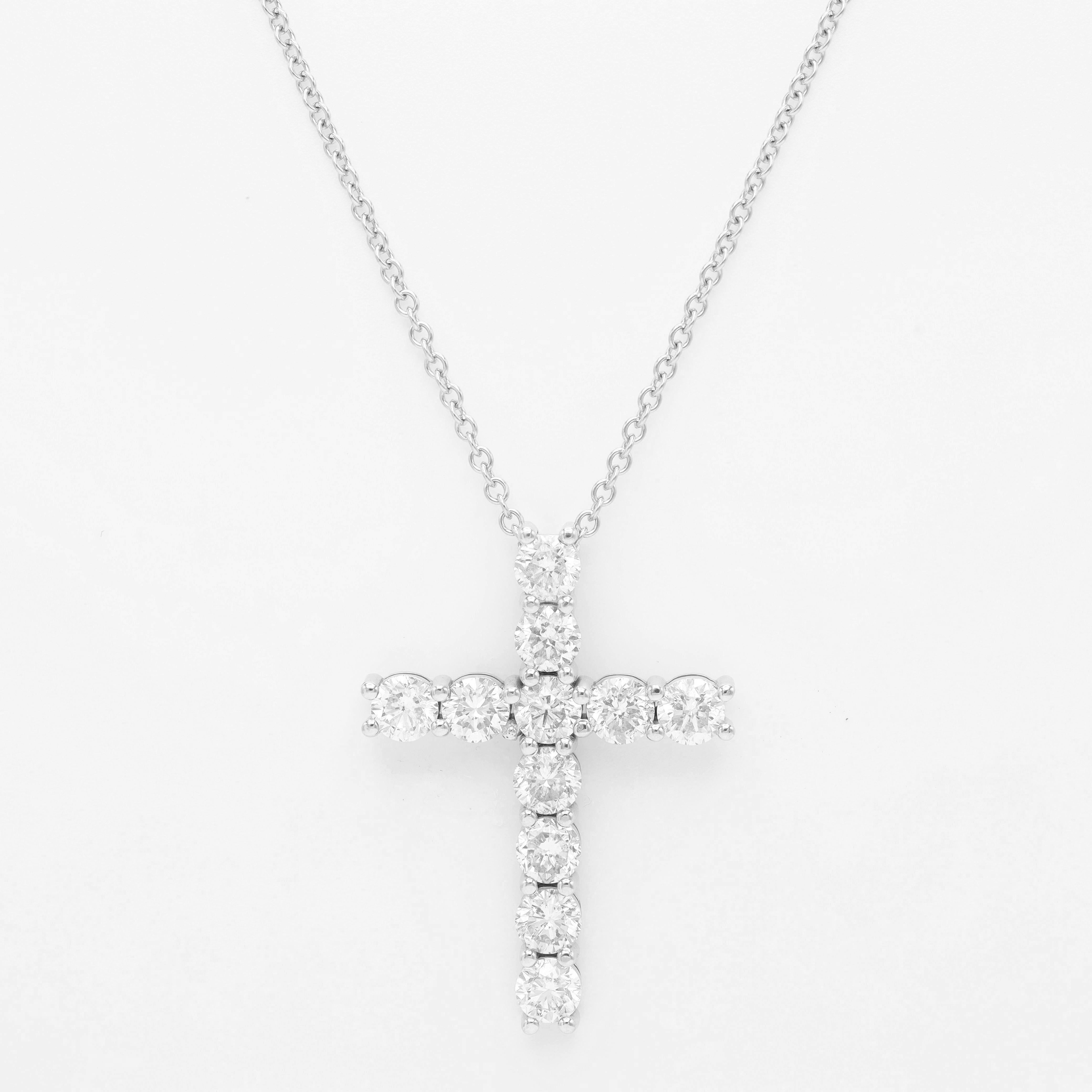 Pendente a croce in oro bianco 18 kt con diamanti rotondi taglio brillante da 4,52 carati tw