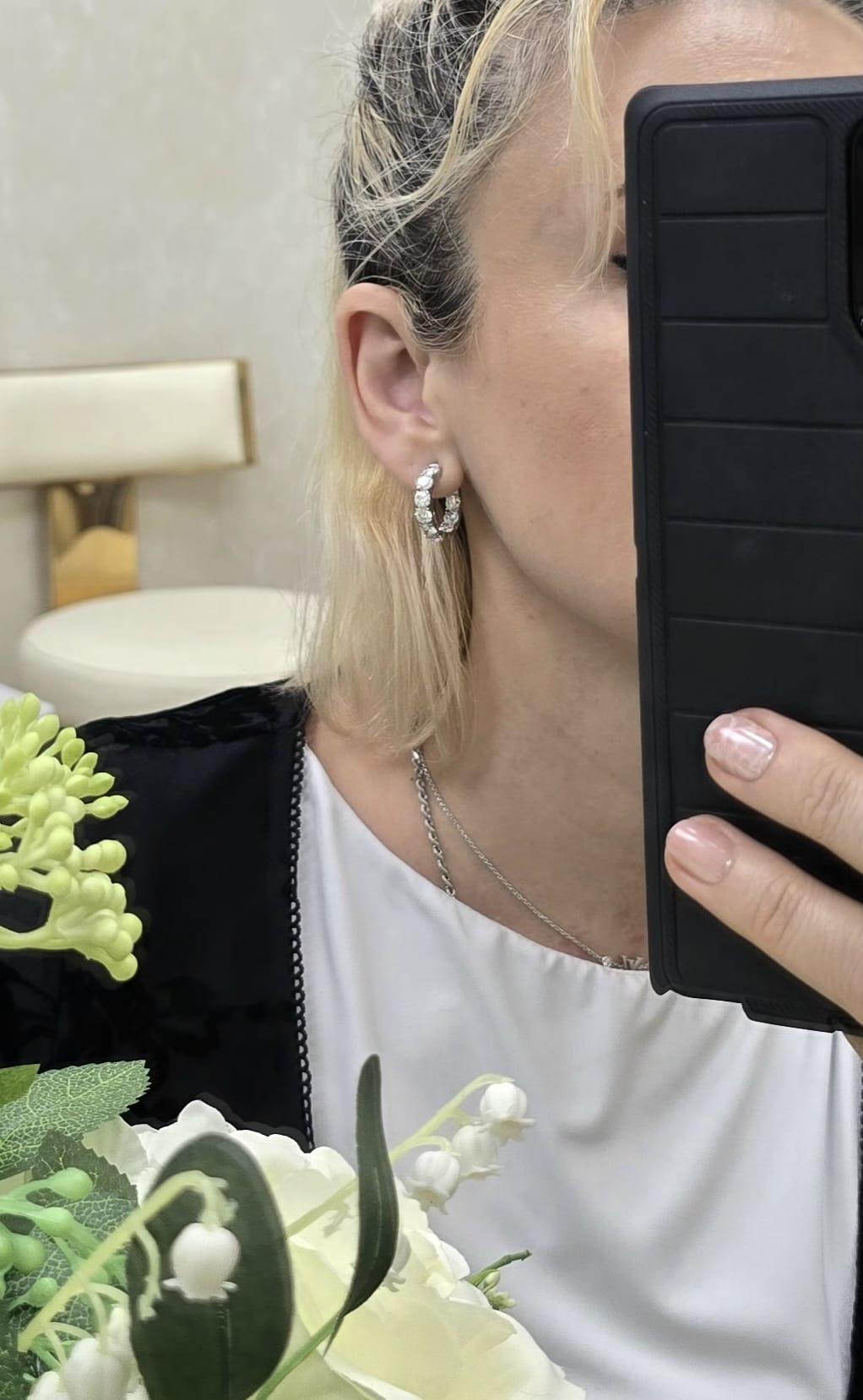 Diana M. personalizada 7.10 cts. Pendientes de aro de diamantes de oro blanco de 18 quilates Corte redondo en venta