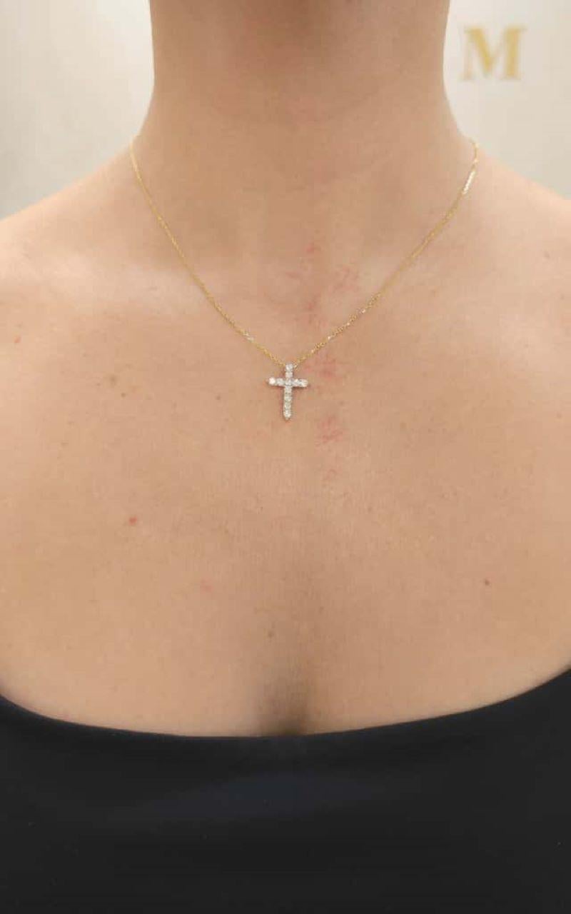 Diana M. Pendentif croix personnalisé en or rose 14 carats et diamants Neuf - En vente à New York, NY