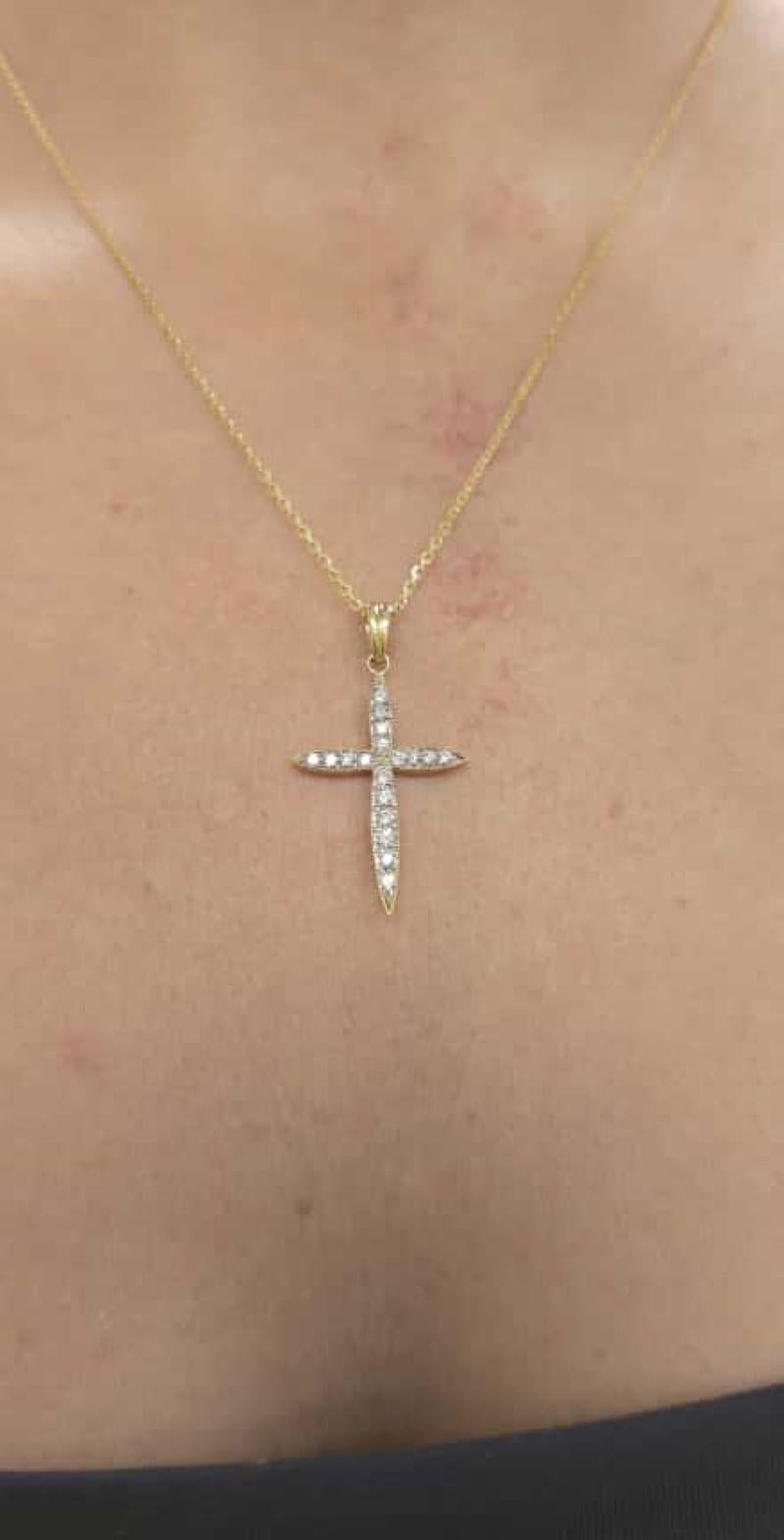 Diana M. Maßgefertigter Diamant-Kreuz-Anhänger aus 18 Karat Gelbgold (Rundschliff) im Angebot