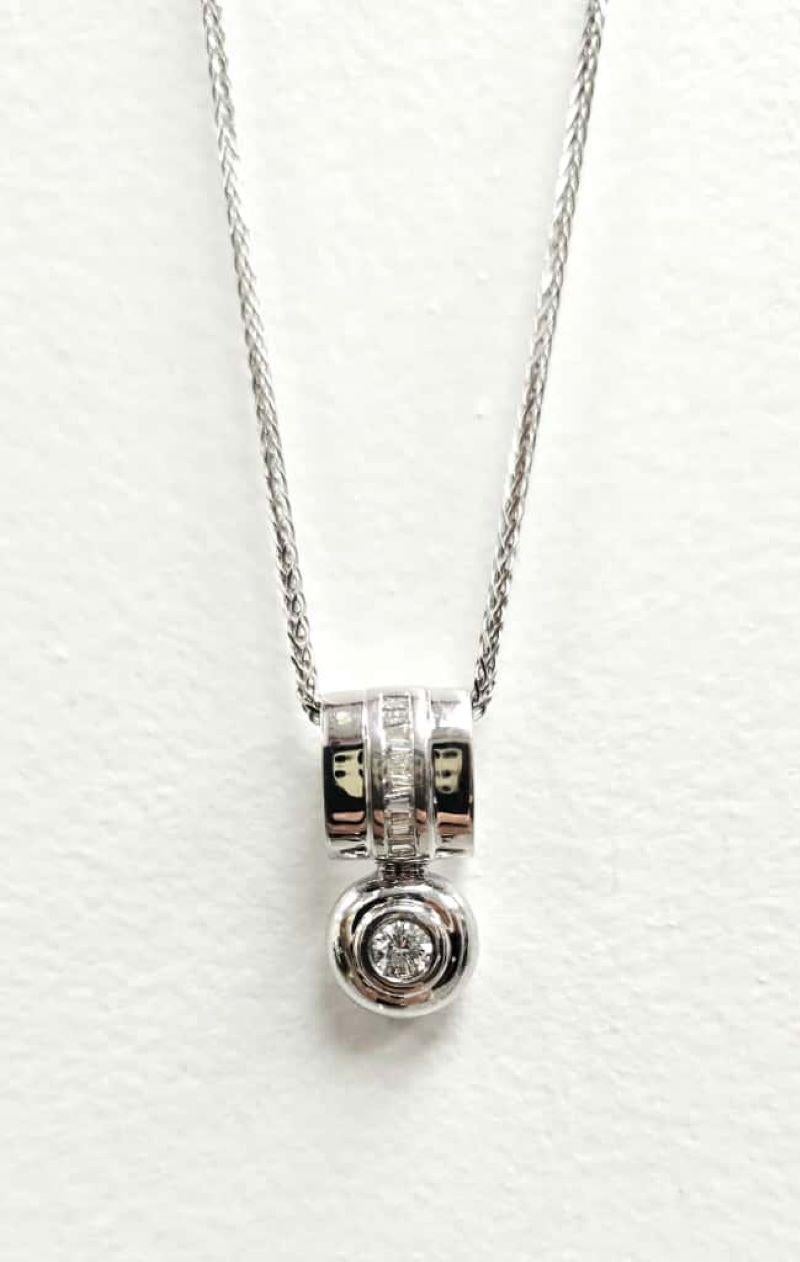Pendente in oro bianco 14kt con diamanti tondi e baguette da 0,30 carati