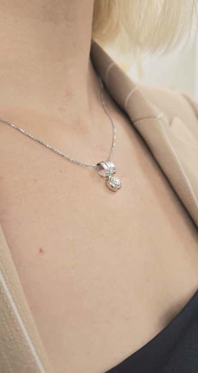 Taglio rotondo Diana M. Ciondolo personalizzato con diamante in oro bianco 14K in vendita