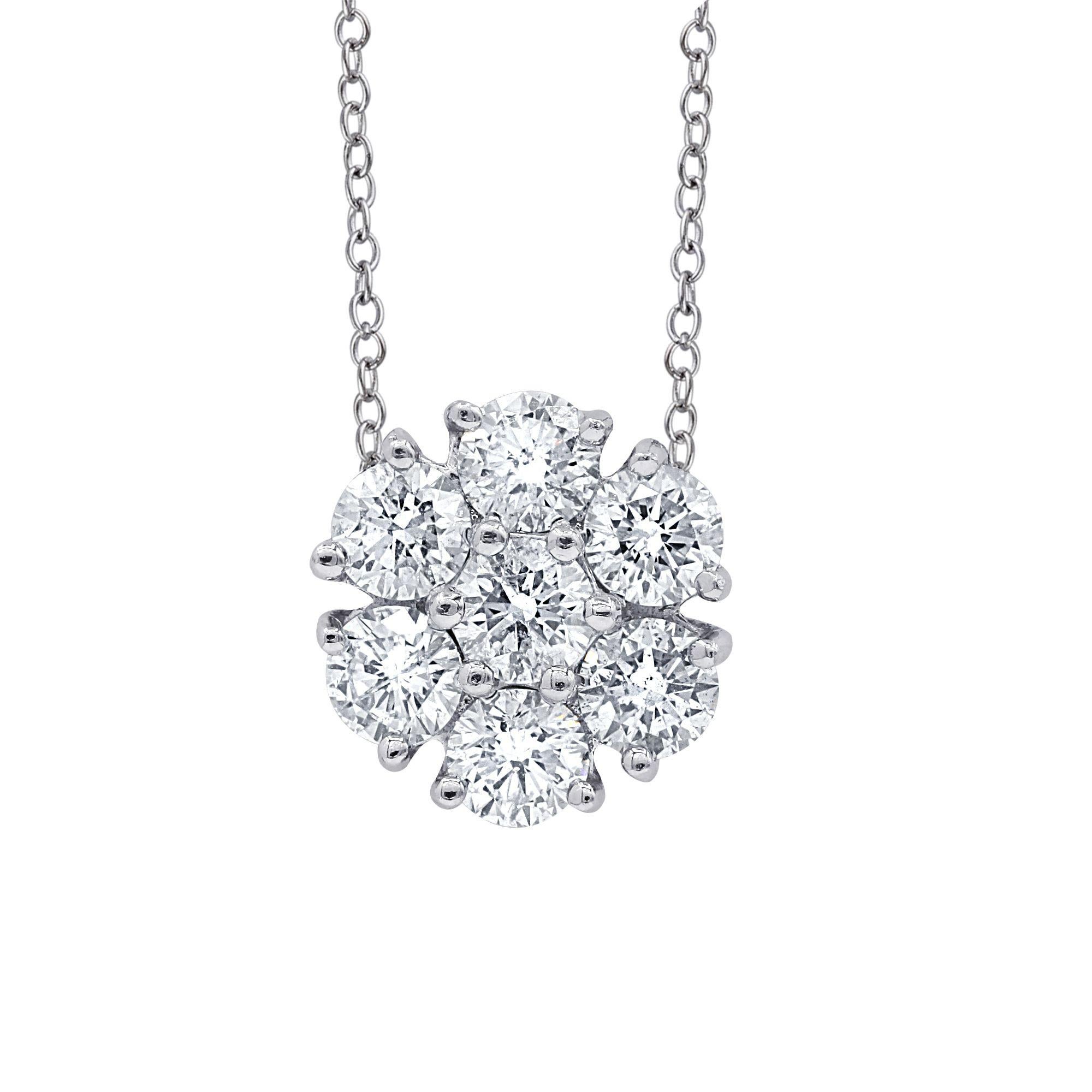 Colgante en racimo de oro blanco de 18 quilates con diamantes redondos talla brillante con un peso total de 0,56 cts.
