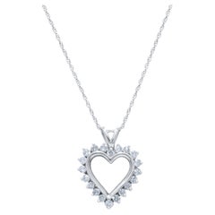 Diana M. Colgante personalizado de diamantes en forma de corazón de oro blanco de 14 quilates