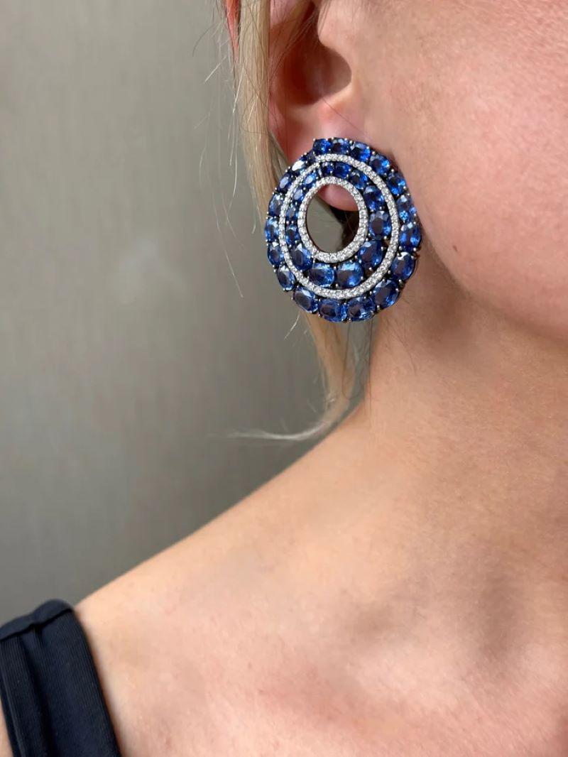 Taille ronde Diana M. Or 18kt Bleu Saphir de Ceylan 33.10 cts. 2.30 cts. Boucles d'oreilles - Diamant en vente