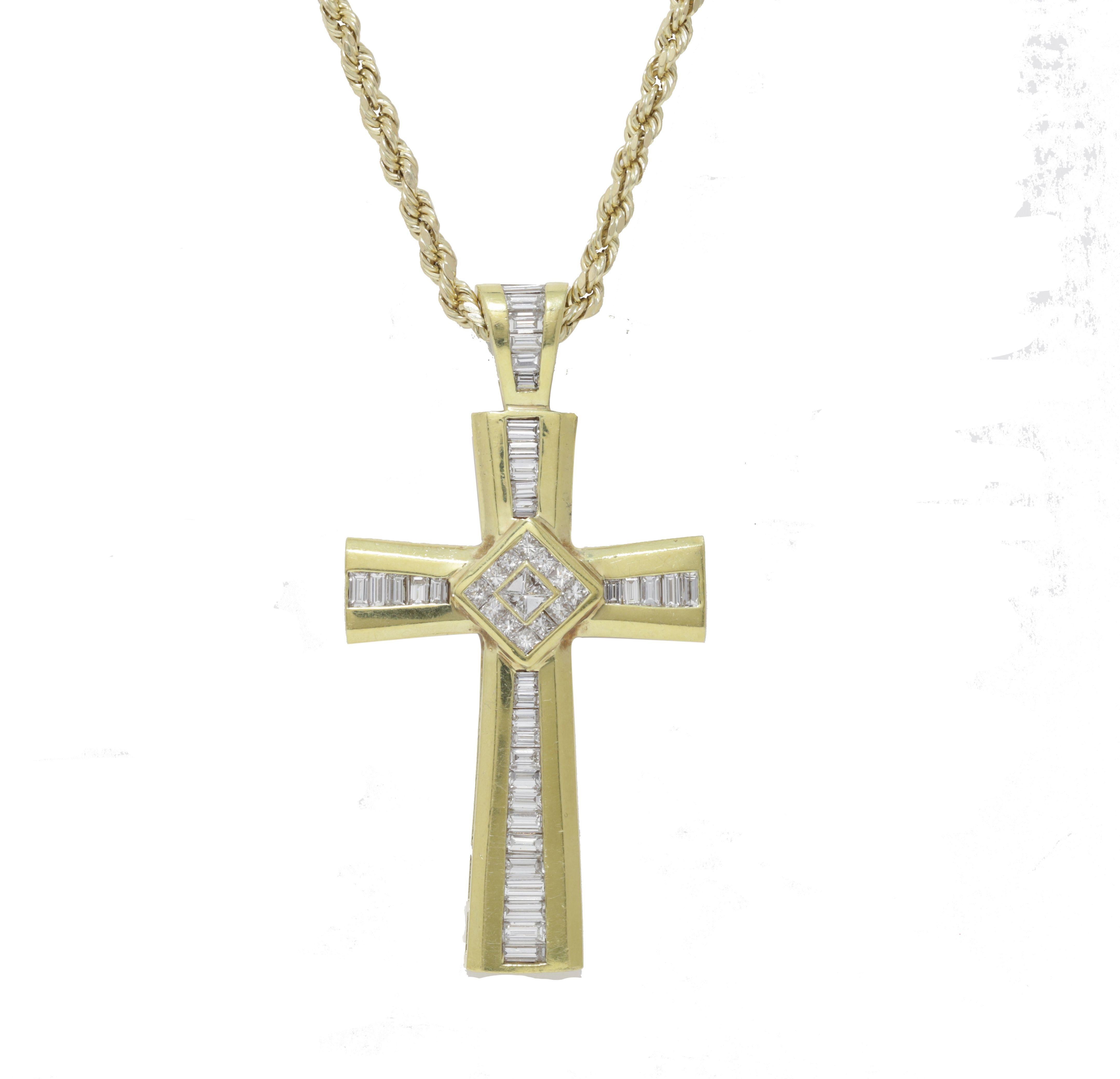 Diana M. I. Custom MADE  4,00 CT. Ciondolo con croce di diamanti in oro bianco 18 carati In condizioni Nuovo in vendita a New York, NY