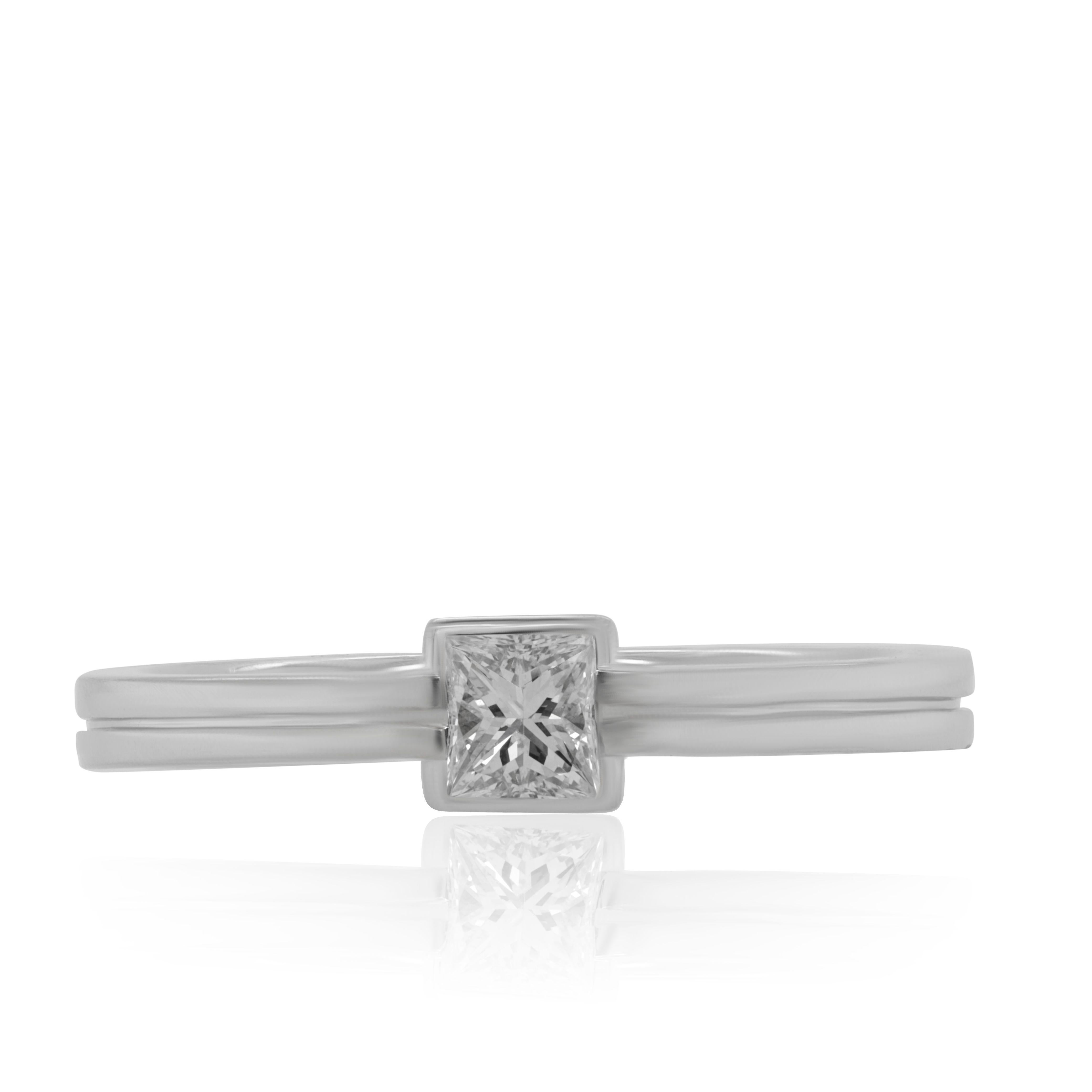Taille princesse Diana M. Bague personnalisée en or blanc 18 carats avec diamant taille princesse en vente