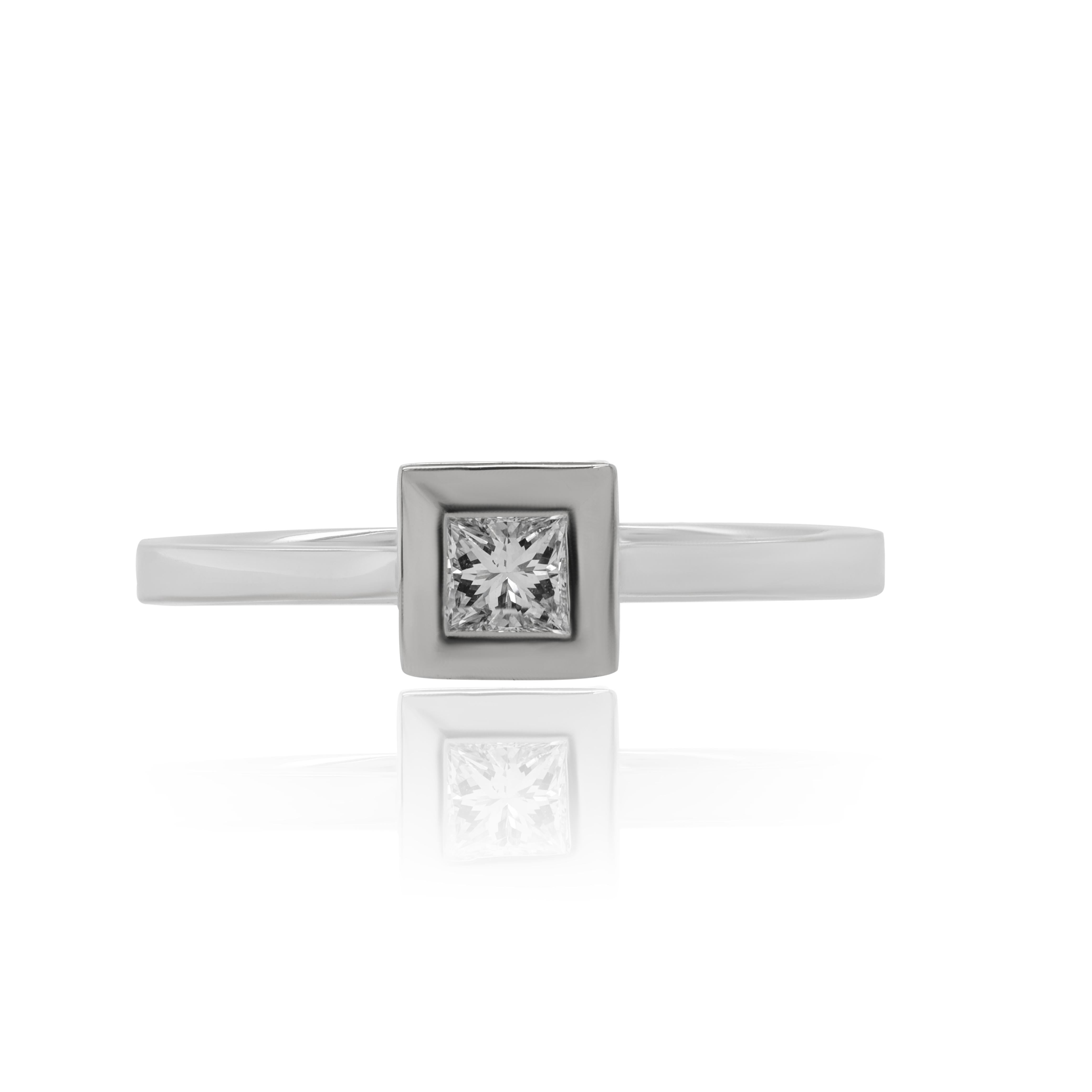 Diana M. Custom Princess Cut Diamond Ring 18K Whte Gold (Carréschliff) im Angebot