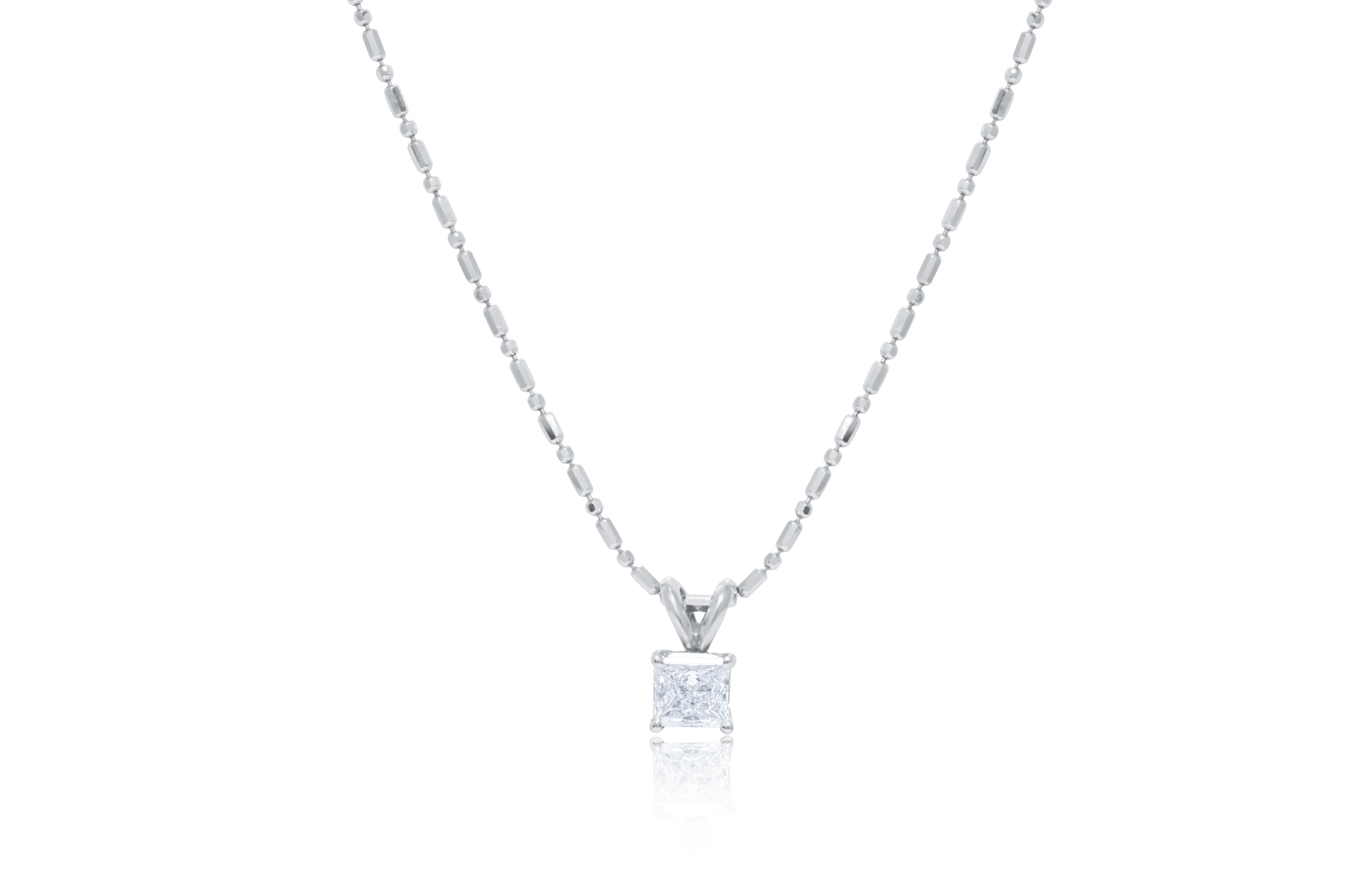 Pendente con diamante solitario in oro bianco 14 carati con diamante taglio radiante da 0,63 carati di chiarezza superiore