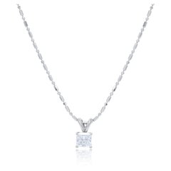 Diana M. Colgante personalizado de diamantes talla radiante de oro blanco de 14 quilates