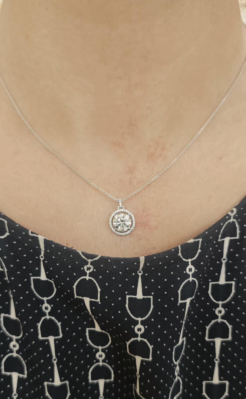Diana M Diamant-Halo-Anhänger mit 2,16 Karat GIA-zertifiziert J-SI im Zustand „Neu“ im Angebot in New York, NY