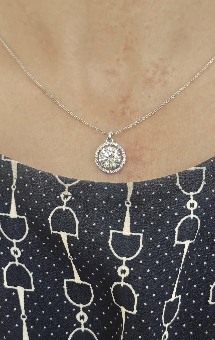 Diana M Diamant-Halo-Anhänger mit 2,16 Karat GIA-zertifiziert J-SI für Damen oder Herren im Angebot