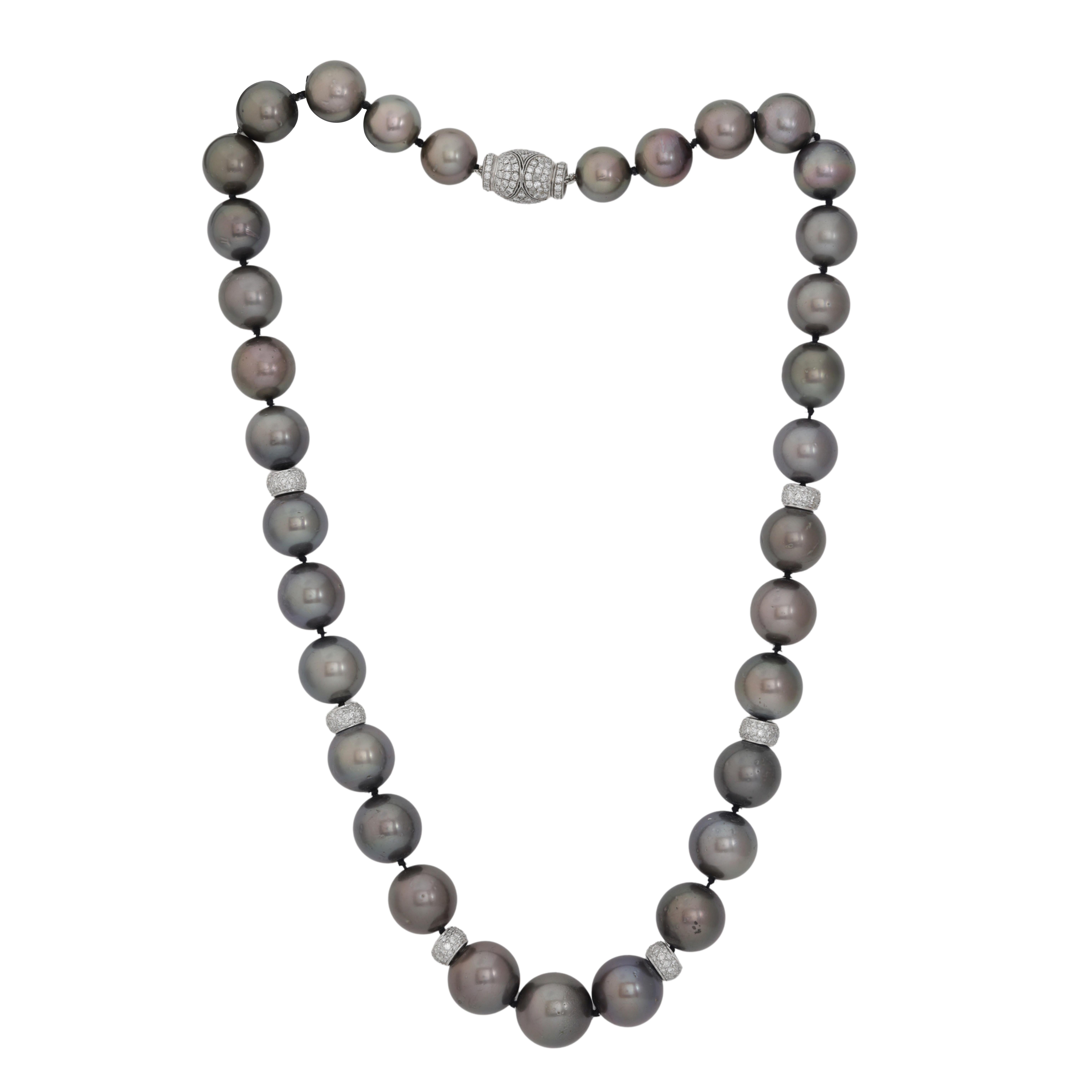 Collier de diamants et de perles orné de perles du sud de Tahiti de 11-14 mm et de rondelles contenant 1,90 cts tw de diamants ronds micropavés.
A&M est un fournisseur de premier plan de bijoux fins de qualité supérieure depuis plus de 35 ans.
Diana
