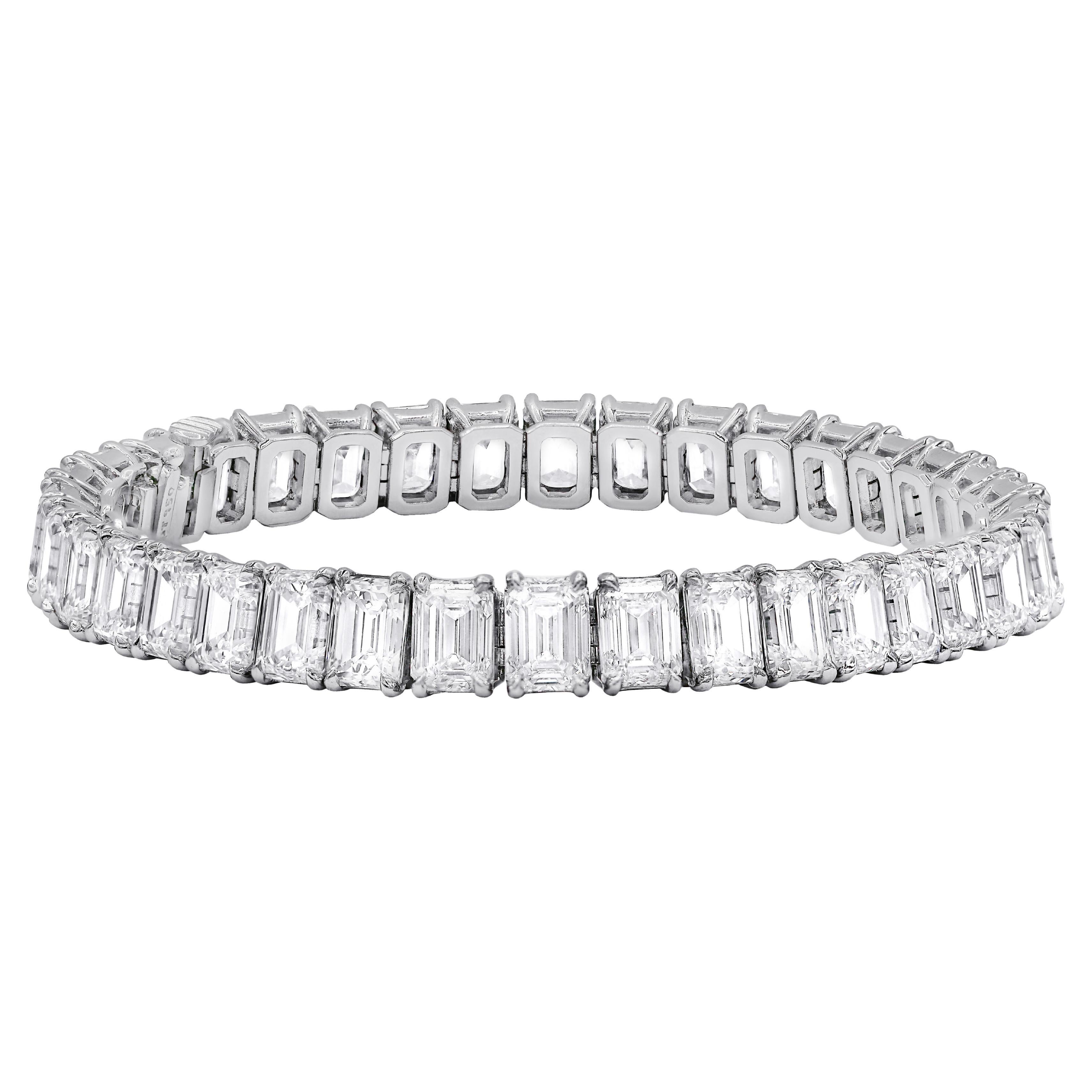 Diana M. 34,45 carats  Bracelet tennis en or et platine avec diamants taille émeraude en vente