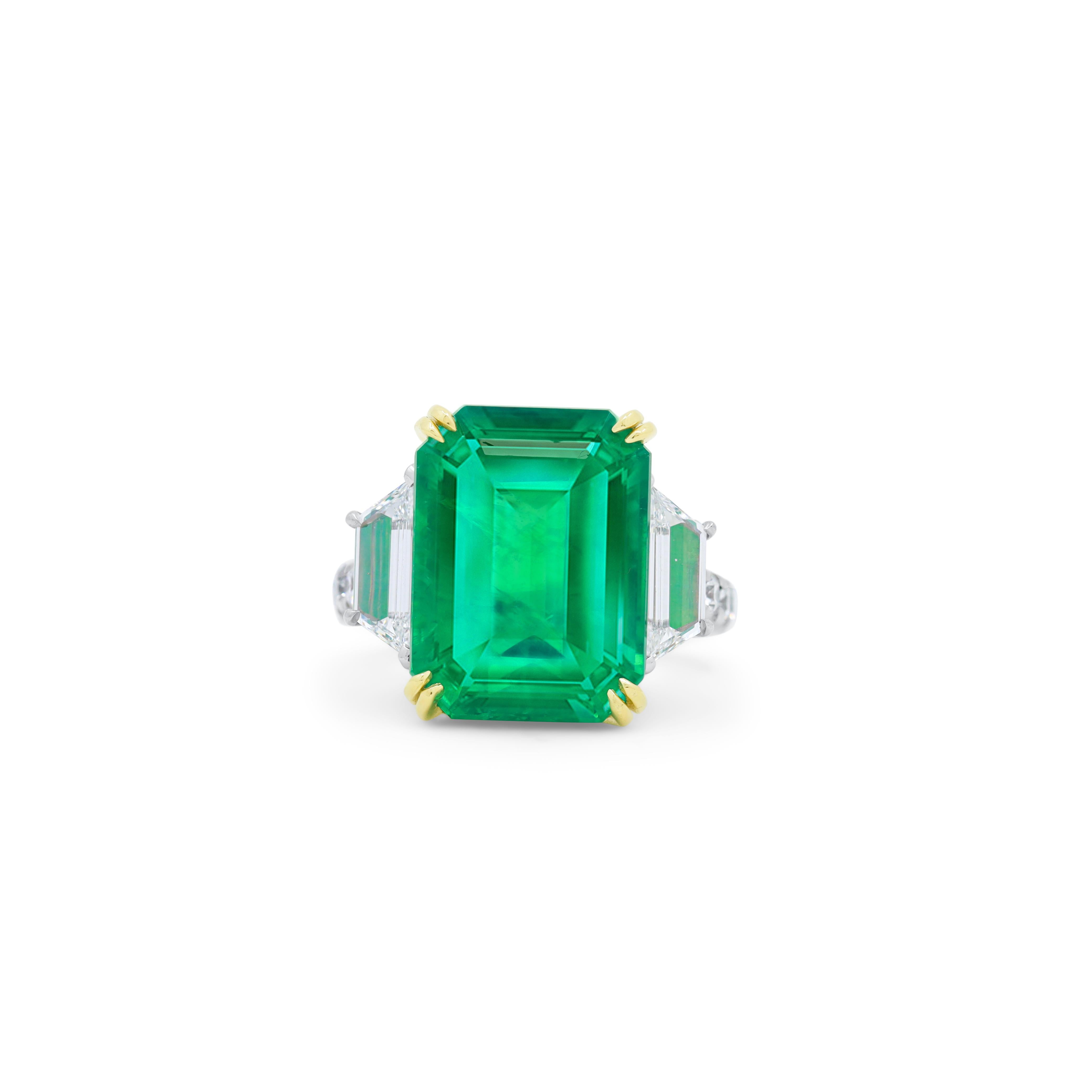 Diana M. Platinum & 18K Yellow Gold 12.53 Ct Emerald & 1.60 Ct Diamond Ring In New Condition For Sale In New York, NY