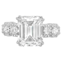Diana M. GIA 5,04 Karat Smaragdschliff Verlobungsring mit 3,00 Karat seitlichen Diamanten 