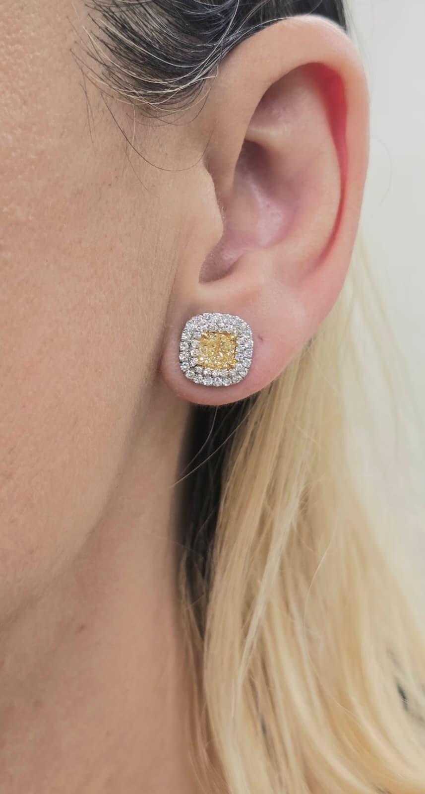 da uomo o donna Diana M GIA Certified 3,02Ct Cushion Yellow Diamond e 0,80Ct White Diamond Studs in vendita