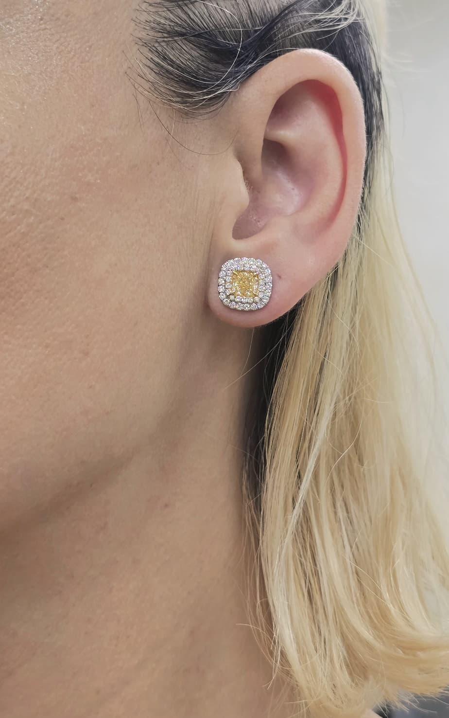 Diana M GIA Certified 3,02Ct Cushion Yellow Diamond e 0,80Ct White Diamond Studs in vendita 1