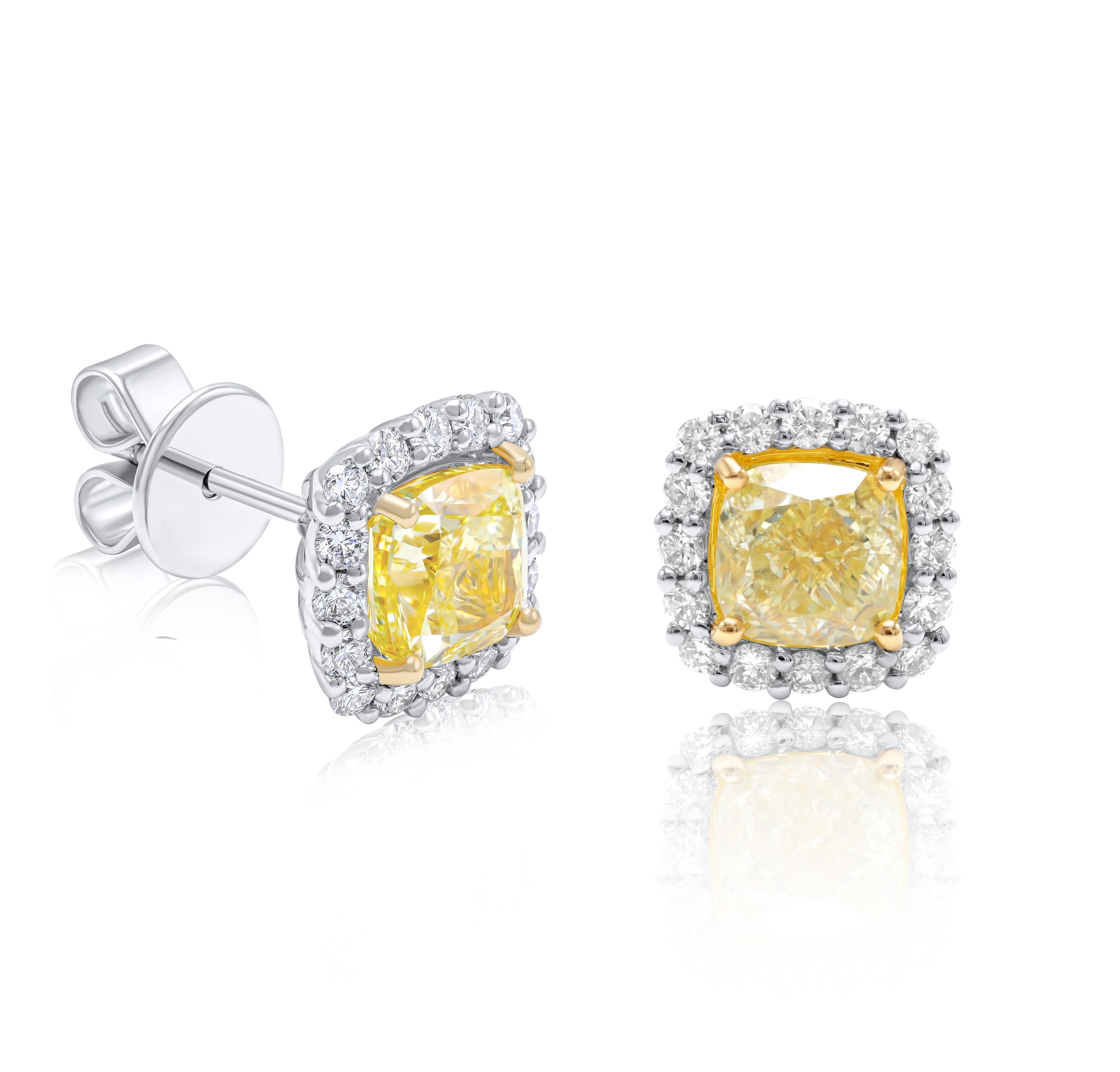 Orecchini a perno in oro bianco e giallo 18 carati con 2 certificati GIA  diamanti gialli a forma di cuscino del peso di 3,14 carati (FLY VVS1-VS1 CUSHION SHAPE GIA (1,61CTS FLY VVS1 GIA#5406929218 & 1,53CTS FLY VS1 GIA#2428174448)  circondato da
