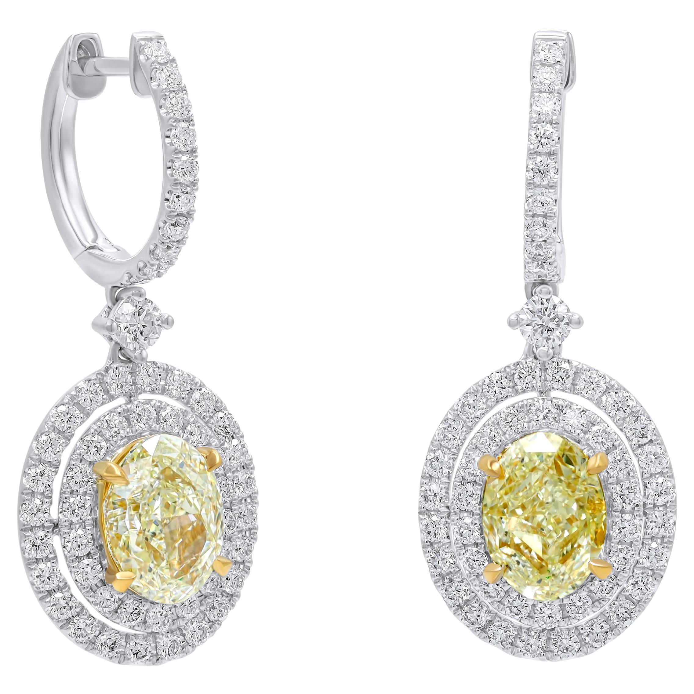 Diana M. GIA  Ovale Fancy Hellgelbe Diamant-Ohrringe 3,00 Karat mit daumenförmigem Halo im Angebot