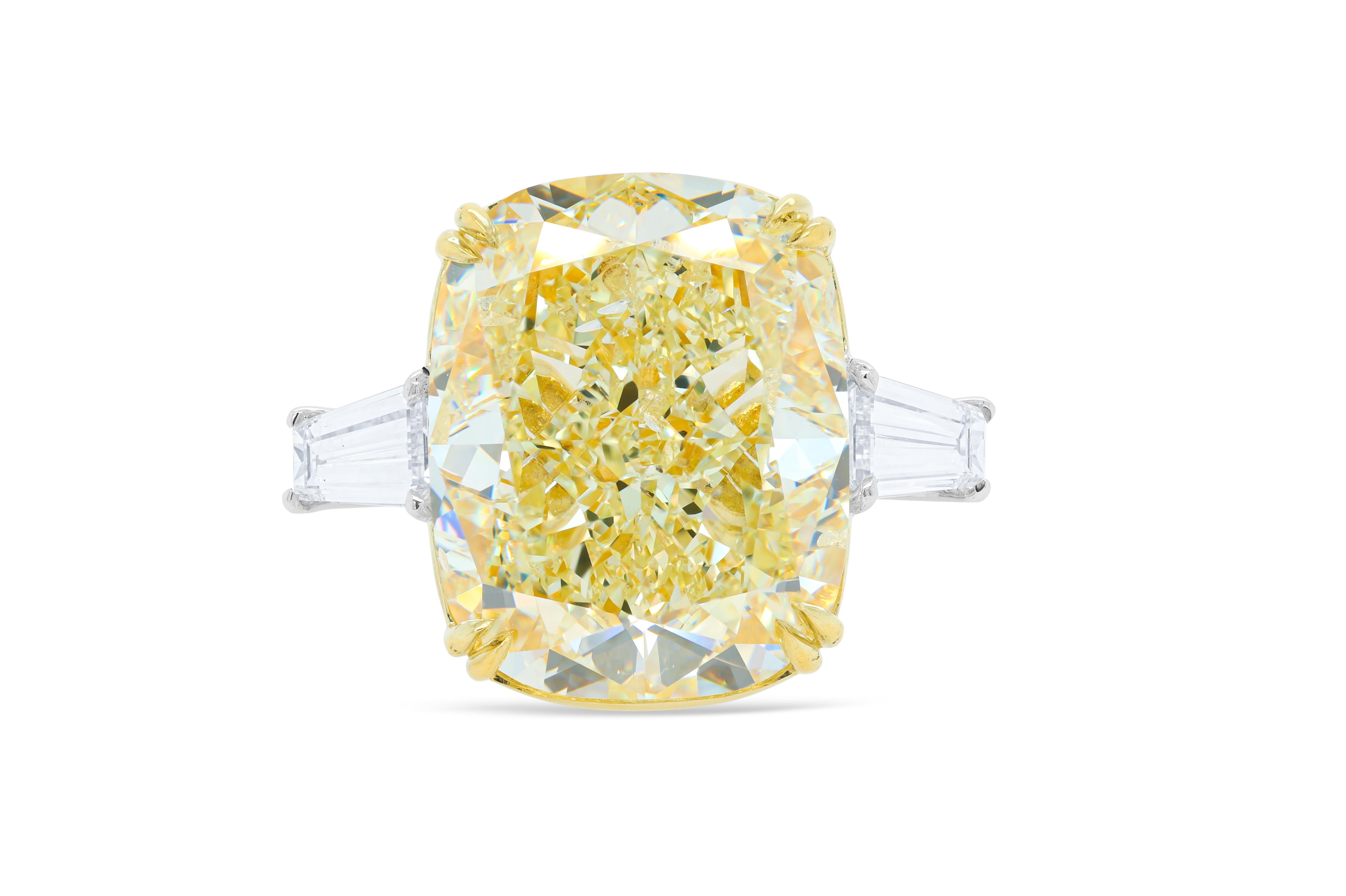 Diana M. GIA FLGelb Diamant 25,88 Karat Kissen mit 2 GIA Trapezförmigen Diamanten VS  (Moderne) im Angebot