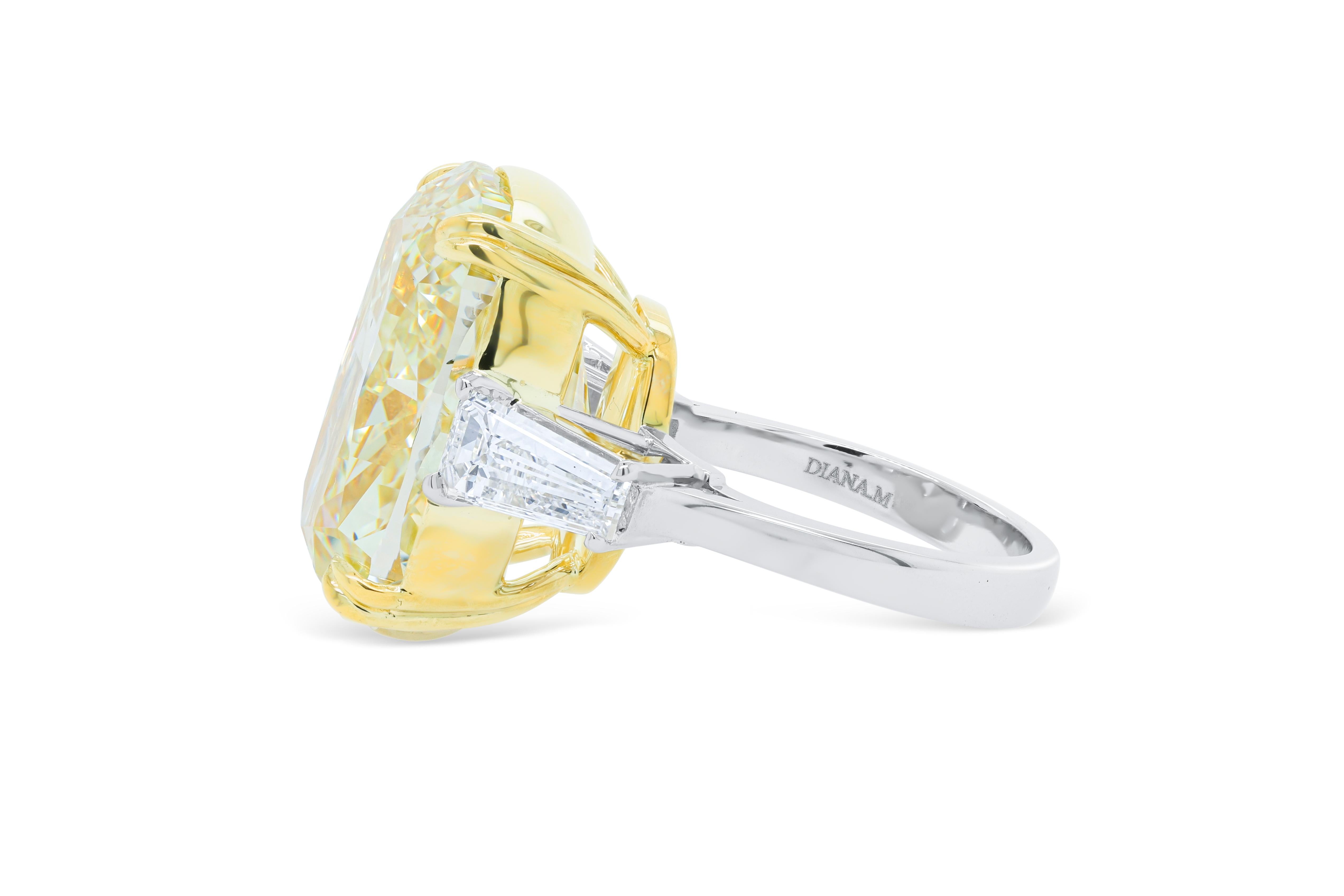 Diana M. GIA FLGelb Diamant 25,88 Karat Kissen mit 2 GIA Trapezförmigen Diamanten VS  im Zustand „Neu“ im Angebot in New York, NY