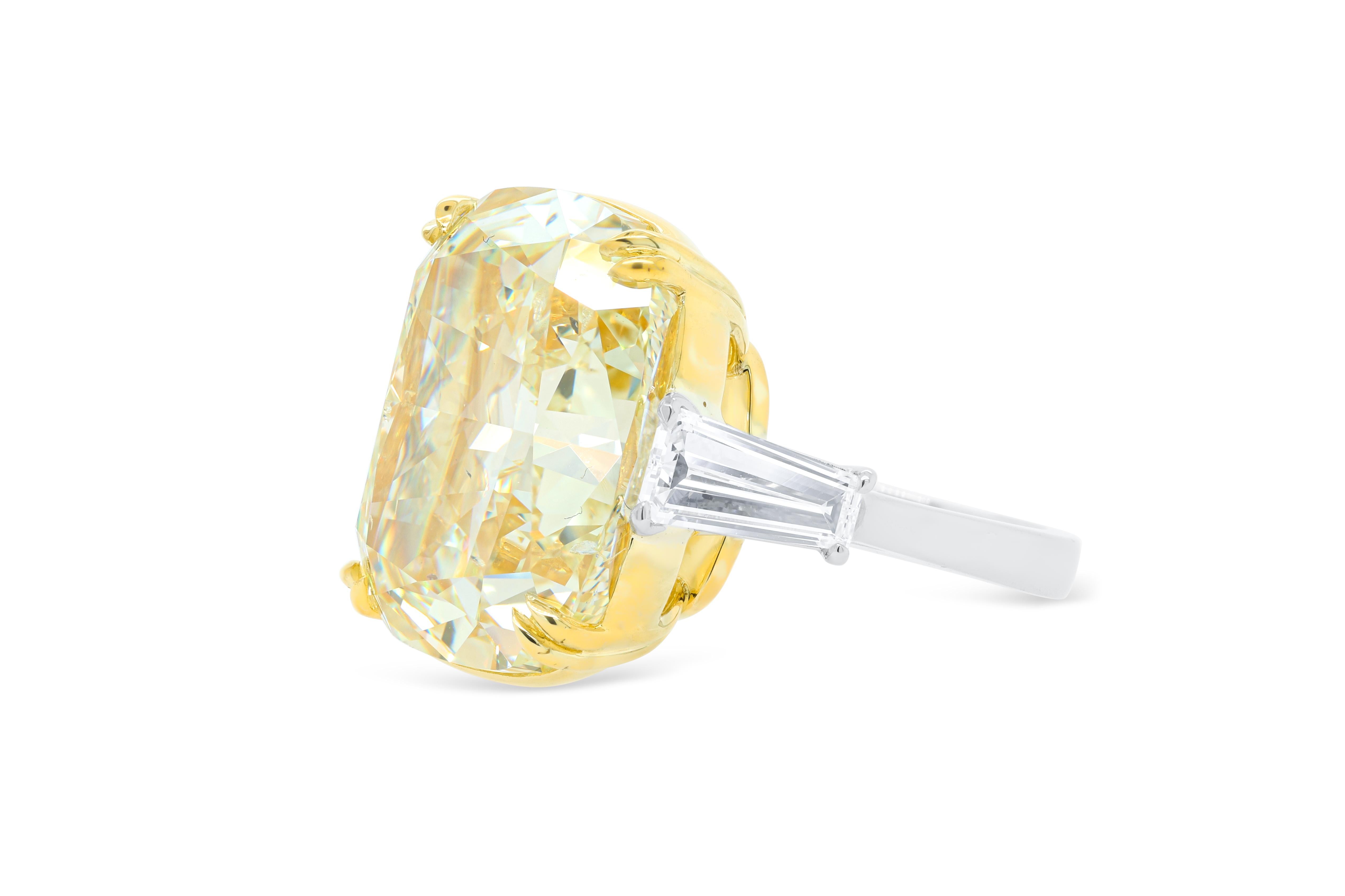 Diana M. GIA FLGelb Diamant 25,88 Karat Kissen mit 2 GIA Trapezförmigen Diamanten VS  für Damen oder Herren im Angebot